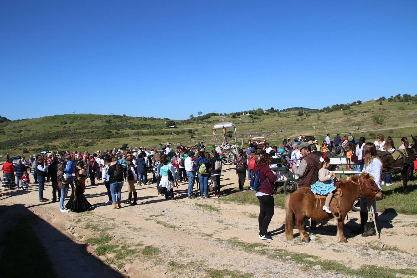 Romeros, carrozas y caballistas han acompañado, esta mañana, en procesión, al Simpecado de Nuestra Señora de Aguasantas, Patrona de Jerez de los Caballeros, hasta la ermita consagrada a su nombre. Durante el camino, no han faltado las perrunillas, la copa de anís, el acompañamiento musical del tamborilero de la Hermandad de La Algaba, Ramón Barragán, y los cánticos y bailes de algunos romeros. Un día de júbilo, convivencia y devoción a Nuestra Señora de Aguasantas que culminará, esta tarde, a las 20 horas, con el rezo del Santo Rosario en la citada ermita y el canto de la Salve a la Virgen.