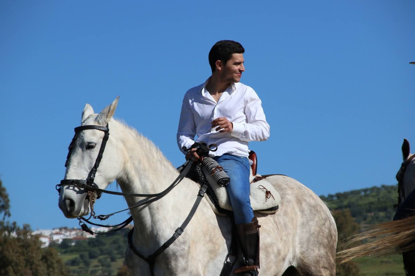 Romeros, carrozas y caballistas han acompañado, esta mañana, en procesión, al Simpecado de Nuestra Señora de Aguasantas, Patrona de Jerez de los Caballeros, hasta la ermita consagrada a su nombre. Durante el camino, no han faltado las perrunillas, la copa de anís, el acompañamiento musical del tamborilero de la Hermandad de La Algaba, Ramón Barragán, y los cánticos y bailes de algunos romeros. Un día de júbilo, convivencia y devoción a Nuestra Señora de Aguasantas que culminará, esta tarde, a las 20 horas, con el rezo del Santo Rosario en la citada ermita y el canto de la Salve a la Virgen.