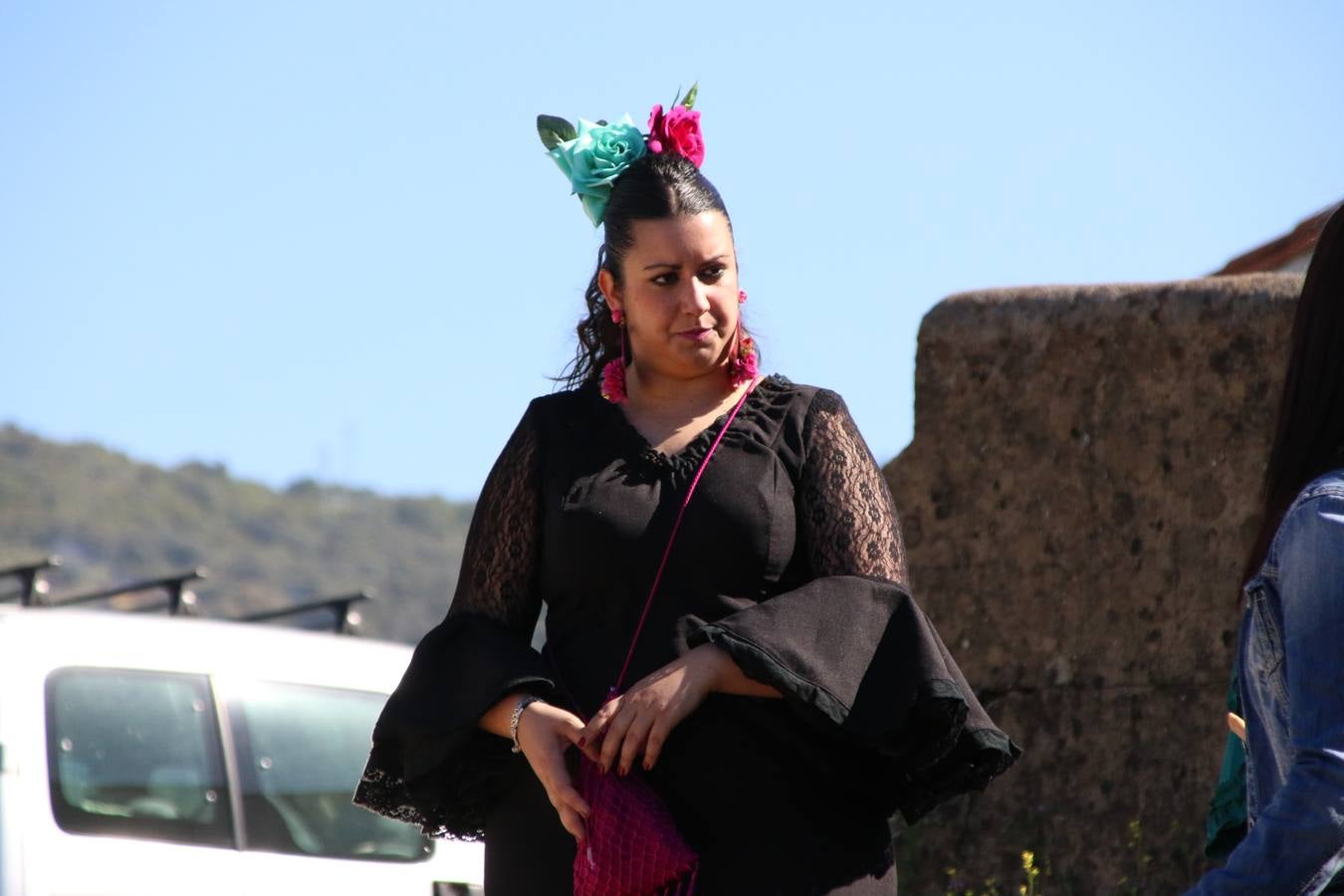 Romeros, carrozas y caballistas han acompañado, esta mañana, en procesión, al Simpecado de Nuestra Señora de Aguasantas, Patrona de Jerez de los Caballeros, hasta la ermita consagrada a su nombre. Durante el camino, no han faltado las perrunillas, la copa de anís, el acompañamiento musical del tamborilero de la Hermandad de La Algaba, Ramón Barragán, y los cánticos y bailes de algunos romeros. Un día de júbilo, convivencia y devoción a Nuestra Señora de Aguasantas que culminará, esta tarde, a las 20 horas, con el rezo del Santo Rosario en la citada ermita y el canto de la Salve a la Virgen.