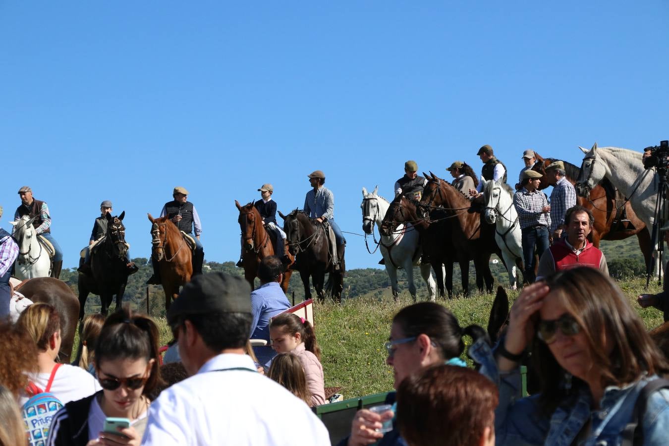 Romeros, carrozas y caballistas han acompañado, esta mañana, en procesión, al Simpecado de Nuestra Señora de Aguasantas, Patrona de Jerez de los Caballeros, hasta la ermita consagrada a su nombre. Durante el camino, no han faltado las perrunillas, la copa de anís, el acompañamiento musical del tamborilero de la Hermandad de La Algaba, Ramón Barragán, y los cánticos y bailes de algunos romeros. Un día de júbilo, convivencia y devoción a Nuestra Señora de Aguasantas que culminará, esta tarde, a las 20 horas, con el rezo del Santo Rosario en la citada ermita y el canto de la Salve a la Virgen.