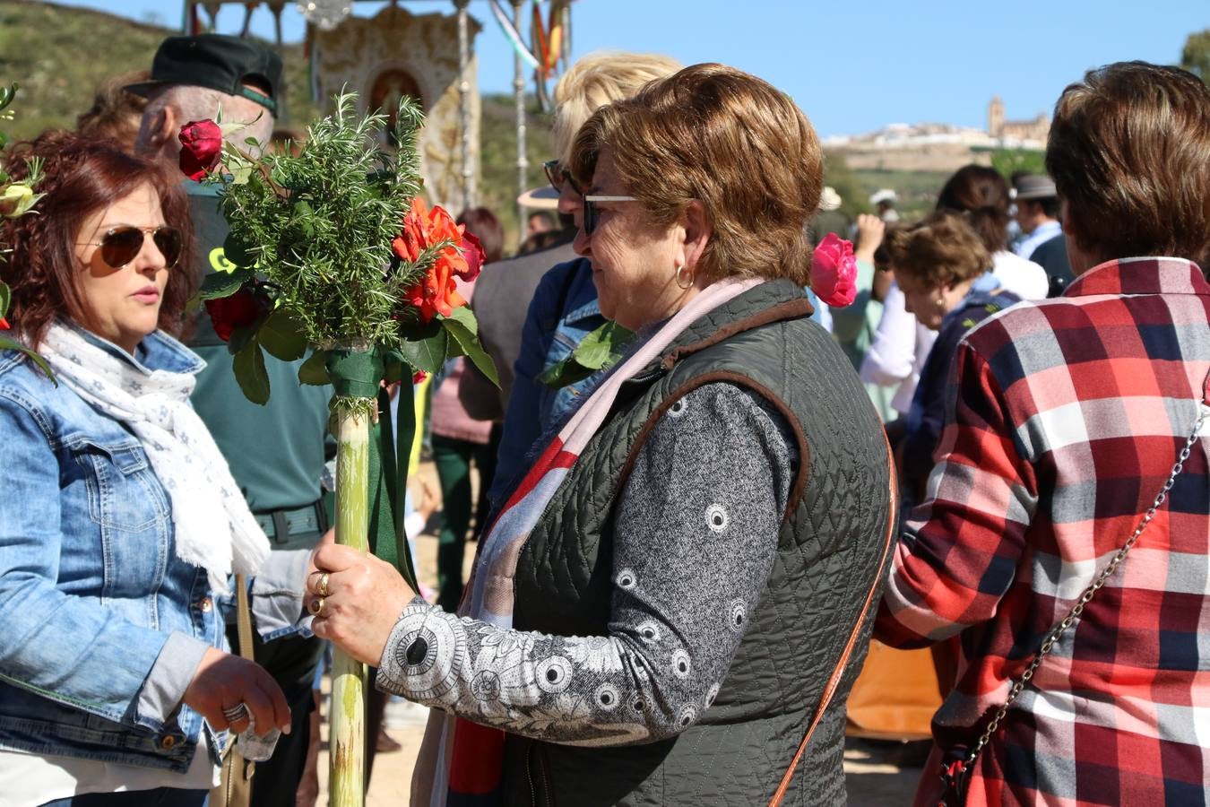 Romeros, carrozas y caballistas han acompañado, esta mañana, en procesión, al Simpecado de Nuestra Señora de Aguasantas, Patrona de Jerez de los Caballeros, hasta la ermita consagrada a su nombre. Durante el camino, no han faltado las perrunillas, la copa de anís, el acompañamiento musical del tamborilero de la Hermandad de La Algaba, Ramón Barragán, y los cánticos y bailes de algunos romeros. Un día de júbilo, convivencia y devoción a Nuestra Señora de Aguasantas que culminará, esta tarde, a las 20 horas, con el rezo del Santo Rosario en la citada ermita y el canto de la Salve a la Virgen.