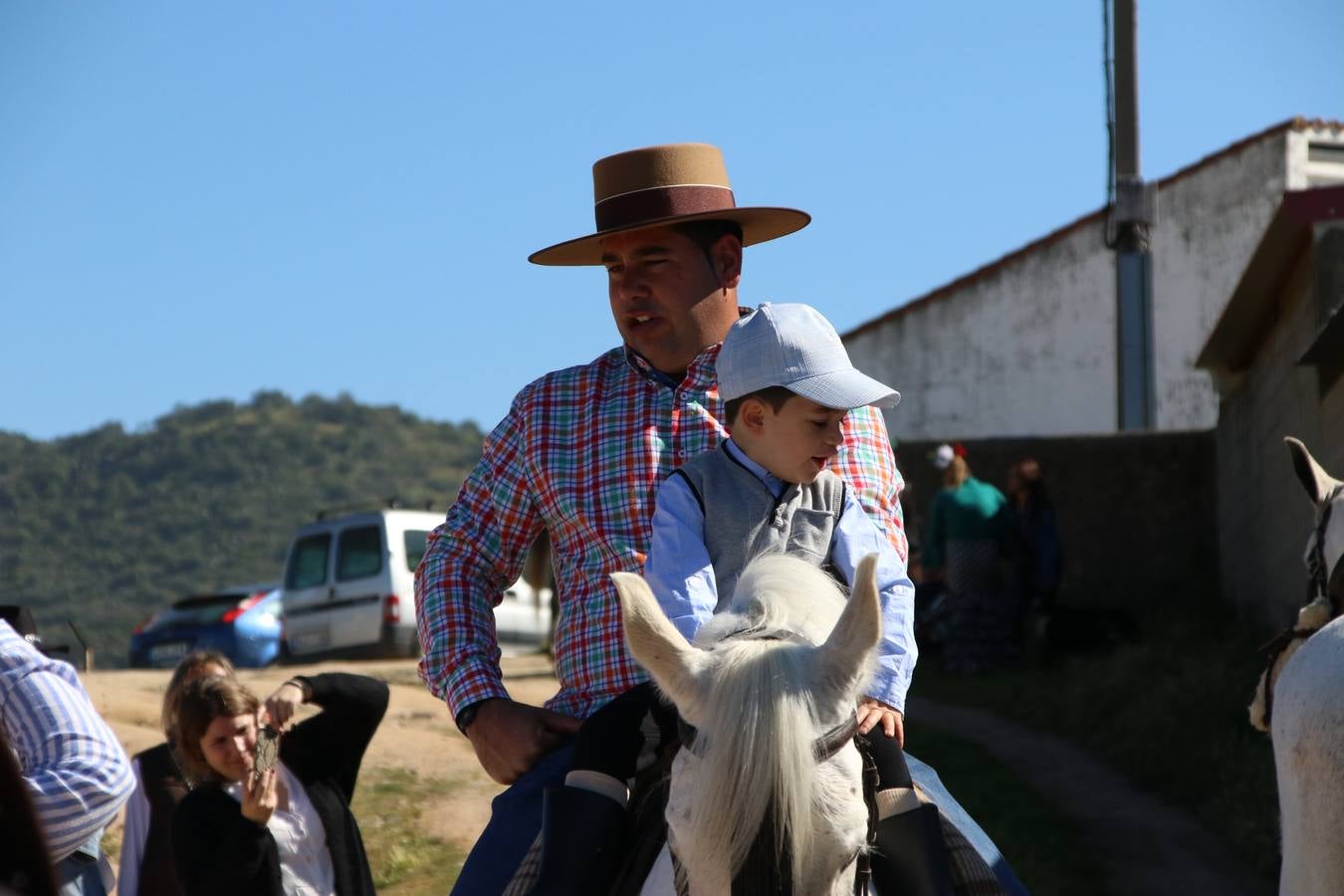 Romeros, carrozas y caballistas han acompañado, esta mañana, en procesión, al Simpecado de Nuestra Señora de Aguasantas, Patrona de Jerez de los Caballeros, hasta la ermita consagrada a su nombre. Durante el camino, no han faltado las perrunillas, la copa de anís, el acompañamiento musical del tamborilero de la Hermandad de La Algaba, Ramón Barragán, y los cánticos y bailes de algunos romeros. Un día de júbilo, convivencia y devoción a Nuestra Señora de Aguasantas que culminará, esta tarde, a las 20 horas, con el rezo del Santo Rosario en la citada ermita y el canto de la Salve a la Virgen.