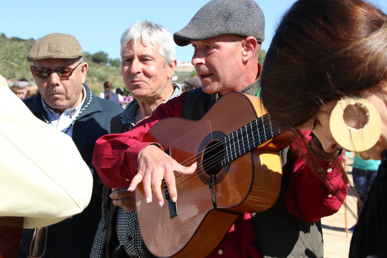 Romeros, carrozas y caballistas han acompañado, esta mañana, en procesión, al Simpecado de Nuestra Señora de Aguasantas, Patrona de Jerez de los Caballeros, hasta la ermita consagrada a su nombre. Durante el camino, no han faltado las perrunillas, la copa de anís, el acompañamiento musical del tamborilero de la Hermandad de La Algaba, Ramón Barragán, y los cánticos y bailes de algunos romeros. Un día de júbilo, convivencia y devoción a Nuestra Señora de Aguasantas que culminará, esta tarde, a las 20 horas, con el rezo del Santo Rosario en la citada ermita y el canto de la Salve a la Virgen.