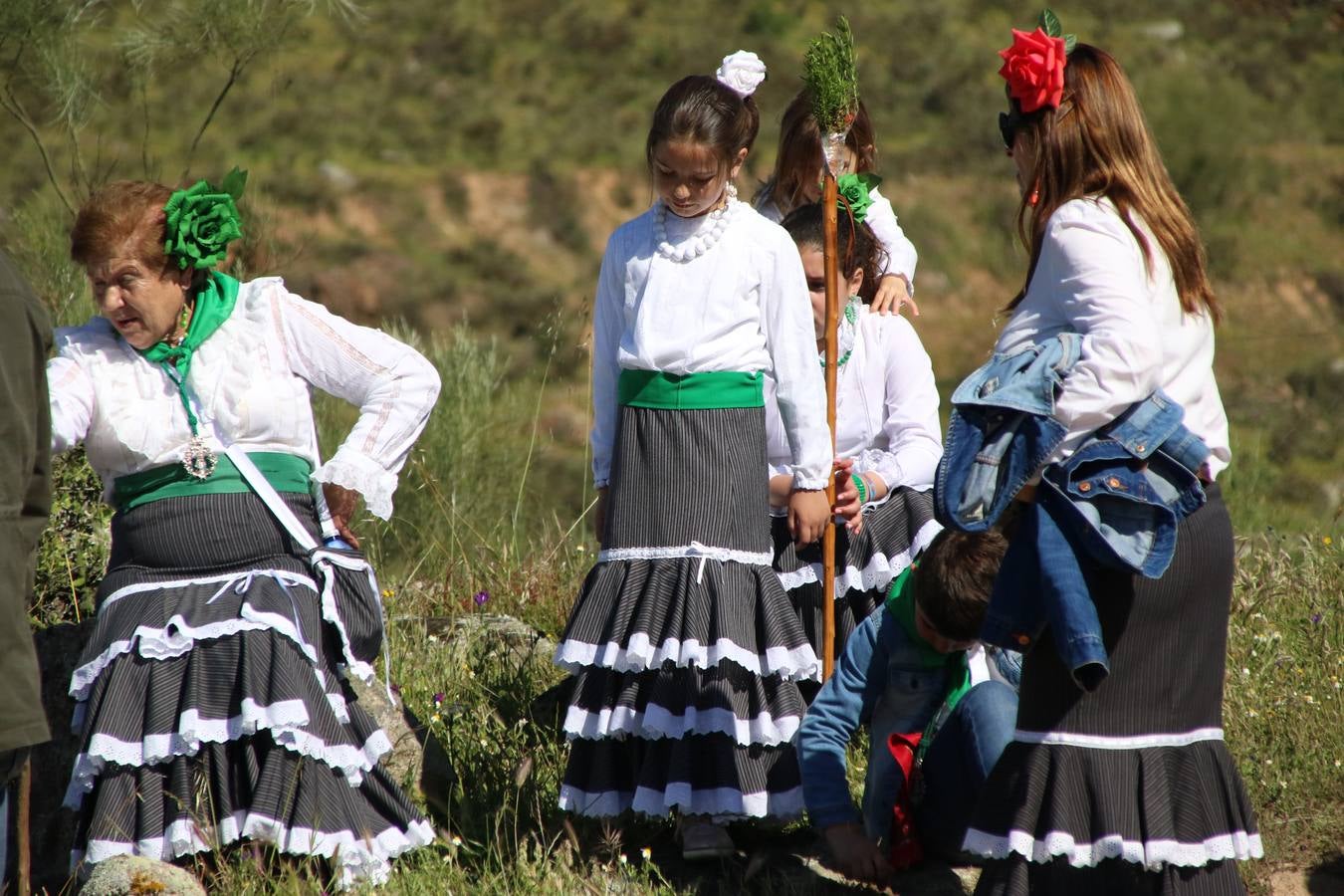 Romeros, carrozas y caballistas han acompañado, esta mañana, en procesión, al Simpecado de Nuestra Señora de Aguasantas, Patrona de Jerez de los Caballeros, hasta la ermita consagrada a su nombre. Durante el camino, no han faltado las perrunillas, la copa de anís, el acompañamiento musical del tamborilero de la Hermandad de La Algaba, Ramón Barragán, y los cánticos y bailes de algunos romeros. Un día de júbilo, convivencia y devoción a Nuestra Señora de Aguasantas que culminará, esta tarde, a las 20 horas, con el rezo del Santo Rosario en la citada ermita y el canto de la Salve a la Virgen.
