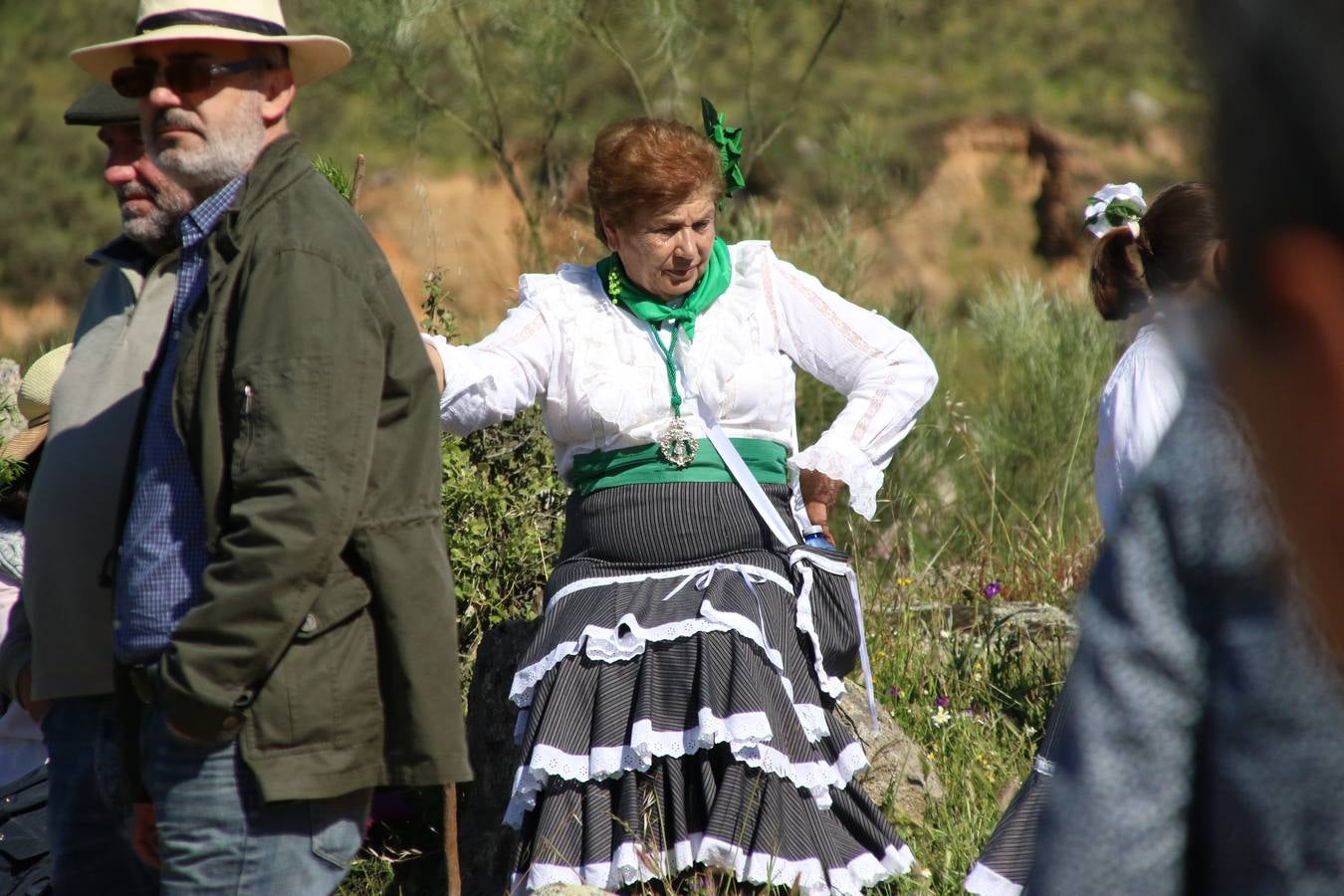Romeros, carrozas y caballistas han acompañado, esta mañana, en procesión, al Simpecado de Nuestra Señora de Aguasantas, Patrona de Jerez de los Caballeros, hasta la ermita consagrada a su nombre. Durante el camino, no han faltado las perrunillas, la copa de anís, el acompañamiento musical del tamborilero de la Hermandad de La Algaba, Ramón Barragán, y los cánticos y bailes de algunos romeros. Un día de júbilo, convivencia y devoción a Nuestra Señora de Aguasantas que culminará, esta tarde, a las 20 horas, con el rezo del Santo Rosario en la citada ermita y el canto de la Salve a la Virgen.