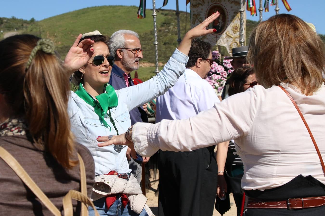 Romeros, carrozas y caballistas han acompañado, esta mañana, en procesión, al Simpecado de Nuestra Señora de Aguasantas, Patrona de Jerez de los Caballeros, hasta la ermita consagrada a su nombre. Durante el camino, no han faltado las perrunillas, la copa de anís, el acompañamiento musical del tamborilero de la Hermandad de La Algaba, Ramón Barragán, y los cánticos y bailes de algunos romeros. Un día de júbilo, convivencia y devoción a Nuestra Señora de Aguasantas que culminará, esta tarde, a las 20 horas, con el rezo del Santo Rosario en la citada ermita y el canto de la Salve a la Virgen.