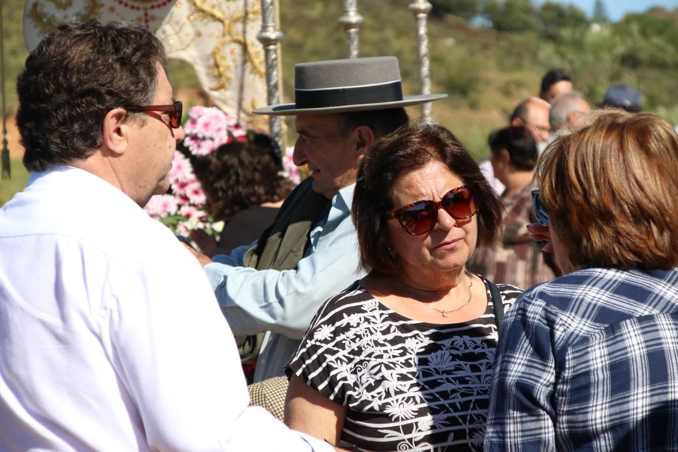 Romeros, carrozas y caballistas han acompañado, esta mañana, en procesión, al Simpecado de Nuestra Señora de Aguasantas, Patrona de Jerez de los Caballeros, hasta la ermita consagrada a su nombre. Durante el camino, no han faltado las perrunillas, la copa de anís, el acompañamiento musical del tamborilero de la Hermandad de La Algaba, Ramón Barragán, y los cánticos y bailes de algunos romeros. Un día de júbilo, convivencia y devoción a Nuestra Señora de Aguasantas que culminará, esta tarde, a las 20 horas, con el rezo del Santo Rosario en la citada ermita y el canto de la Salve a la Virgen.