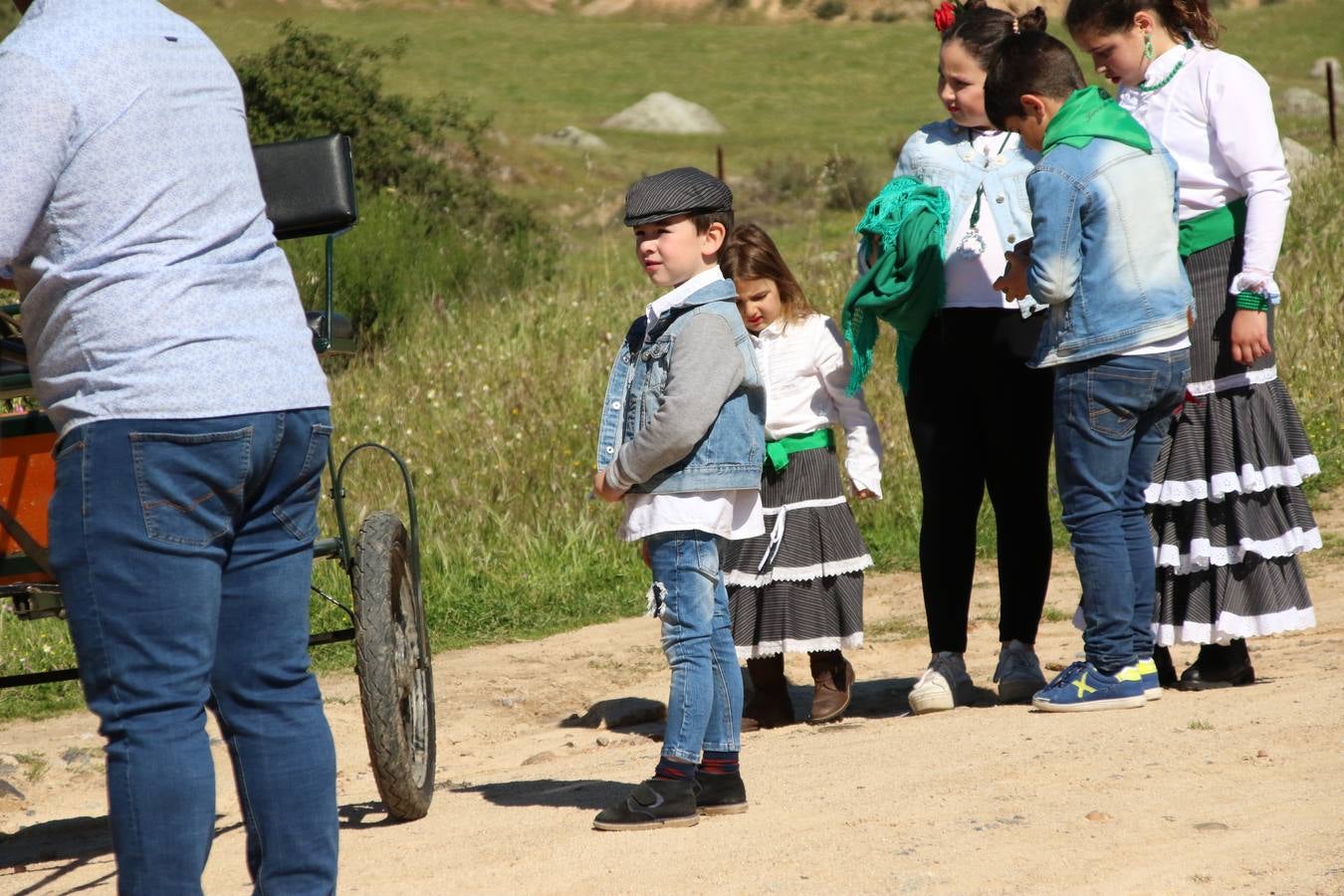Romeros, carrozas y caballistas han acompañado, esta mañana, en procesión, al Simpecado de Nuestra Señora de Aguasantas, Patrona de Jerez de los Caballeros, hasta la ermita consagrada a su nombre. Durante el camino, no han faltado las perrunillas, la copa de anís, el acompañamiento musical del tamborilero de la Hermandad de La Algaba, Ramón Barragán, y los cánticos y bailes de algunos romeros. Un día de júbilo, convivencia y devoción a Nuestra Señora de Aguasantas que culminará, esta tarde, a las 20 horas, con el rezo del Santo Rosario en la citada ermita y el canto de la Salve a la Virgen.