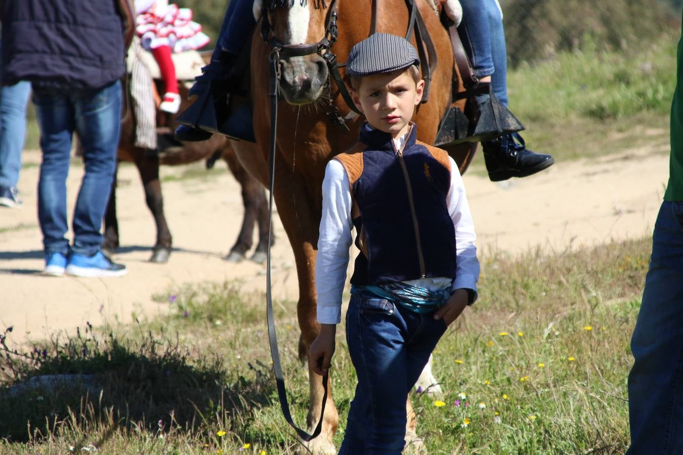 Romeros, carrozas y caballistas han acompañado, esta mañana, en procesión, al Simpecado de Nuestra Señora de Aguasantas, Patrona de Jerez de los Caballeros, hasta la ermita consagrada a su nombre. Durante el camino, no han faltado las perrunillas, la copa de anís, el acompañamiento musical del tamborilero de la Hermandad de La Algaba, Ramón Barragán, y los cánticos y bailes de algunos romeros. Un día de júbilo, convivencia y devoción a Nuestra Señora de Aguasantas que culminará, esta tarde, a las 20 horas, con el rezo del Santo Rosario en la citada ermita y el canto de la Salve a la Virgen.