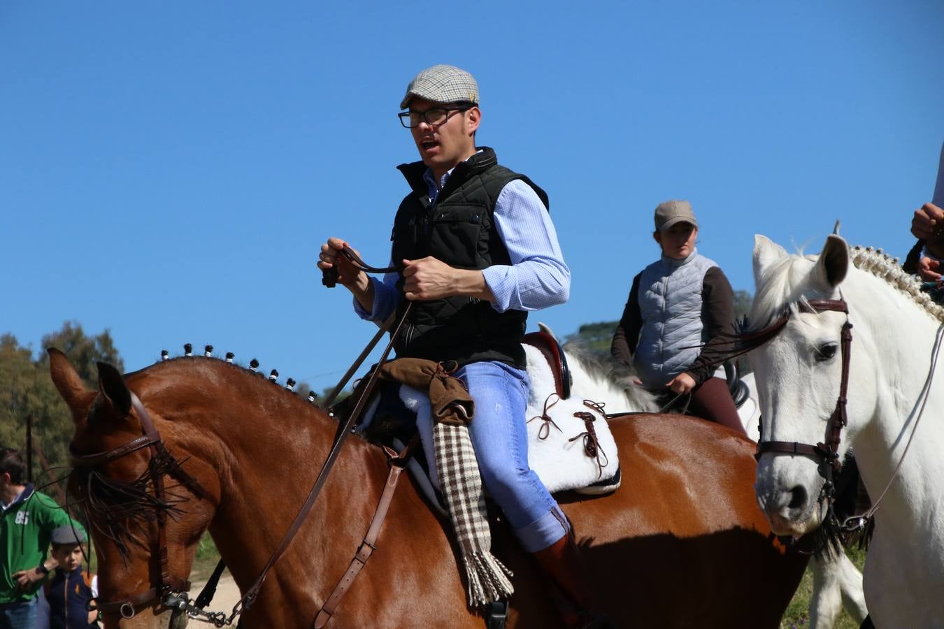 Romeros, carrozas y caballistas han acompañado, esta mañana, en procesión, al Simpecado de Nuestra Señora de Aguasantas, Patrona de Jerez de los Caballeros, hasta la ermita consagrada a su nombre. Durante el camino, no han faltado las perrunillas, la copa de anís, el acompañamiento musical del tamborilero de la Hermandad de La Algaba, Ramón Barragán, y los cánticos y bailes de algunos romeros. Un día de júbilo, convivencia y devoción a Nuestra Señora de Aguasantas que culminará, esta tarde, a las 20 horas, con el rezo del Santo Rosario en la citada ermita y el canto de la Salve a la Virgen.
