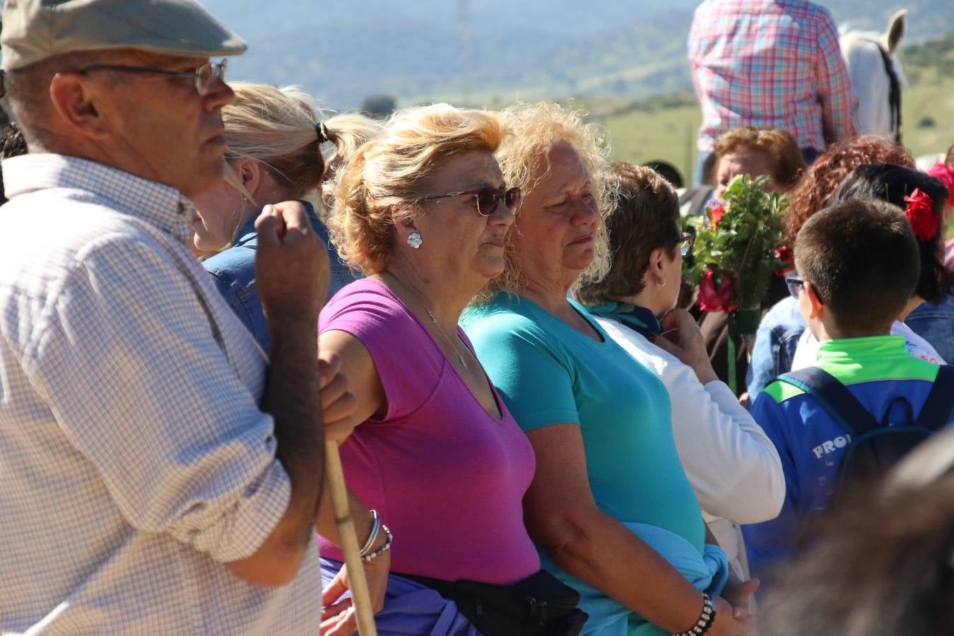 Romeros, carrozas y caballistas han acompañado, esta mañana, en procesión, al Simpecado de Nuestra Señora de Aguasantas, Patrona de Jerez de los Caballeros, hasta la ermita consagrada a su nombre. Durante el camino, no han faltado las perrunillas, la copa de anís, el acompañamiento musical del tamborilero de la Hermandad de La Algaba, Ramón Barragán, y los cánticos y bailes de algunos romeros. Un día de júbilo, convivencia y devoción a Nuestra Señora de Aguasantas que culminará, esta tarde, a las 20 horas, con el rezo del Santo Rosario en la citada ermita y el canto de la Salve a la Virgen.