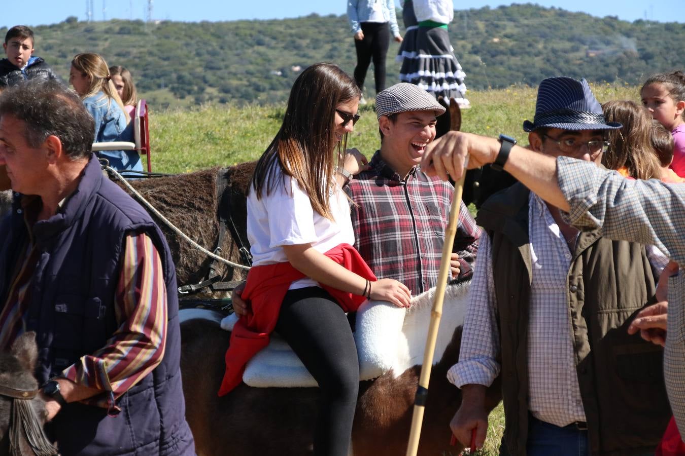 Romeros, carrozas y caballistas han acompañado, esta mañana, en procesión, al Simpecado de Nuestra Señora de Aguasantas, Patrona de Jerez de los Caballeros, hasta la ermita consagrada a su nombre. Durante el camino, no han faltado las perrunillas, la copa de anís, el acompañamiento musical del tamborilero de la Hermandad de La Algaba, Ramón Barragán, y los cánticos y bailes de algunos romeros. Un día de júbilo, convivencia y devoción a Nuestra Señora de Aguasantas que culminará, esta tarde, a las 20 horas, con el rezo del Santo Rosario en la citada ermita y el canto de la Salve a la Virgen.