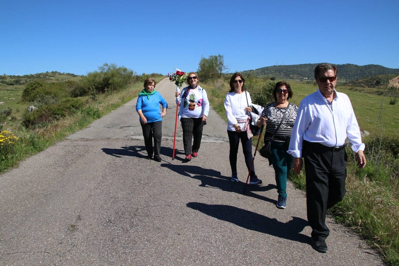 Romeros, carrozas y caballistas han acompañado, esta mañana, en procesión, al Simpecado de Nuestra Señora de Aguasantas, Patrona de Jerez de los Caballeros, hasta la ermita consagrada a su nombre. Durante el camino, no han faltado las perrunillas, la copa de anís, el acompañamiento musical del tamborilero de la Hermandad de La Algaba, Ramón Barragán, y los cánticos y bailes de algunos romeros. Un día de júbilo, convivencia y devoción a Nuestra Señora de Aguasantas que culminará, esta tarde, a las 20 horas, con el rezo del Santo Rosario en la citada ermita y el canto de la Salve a la Virgen.