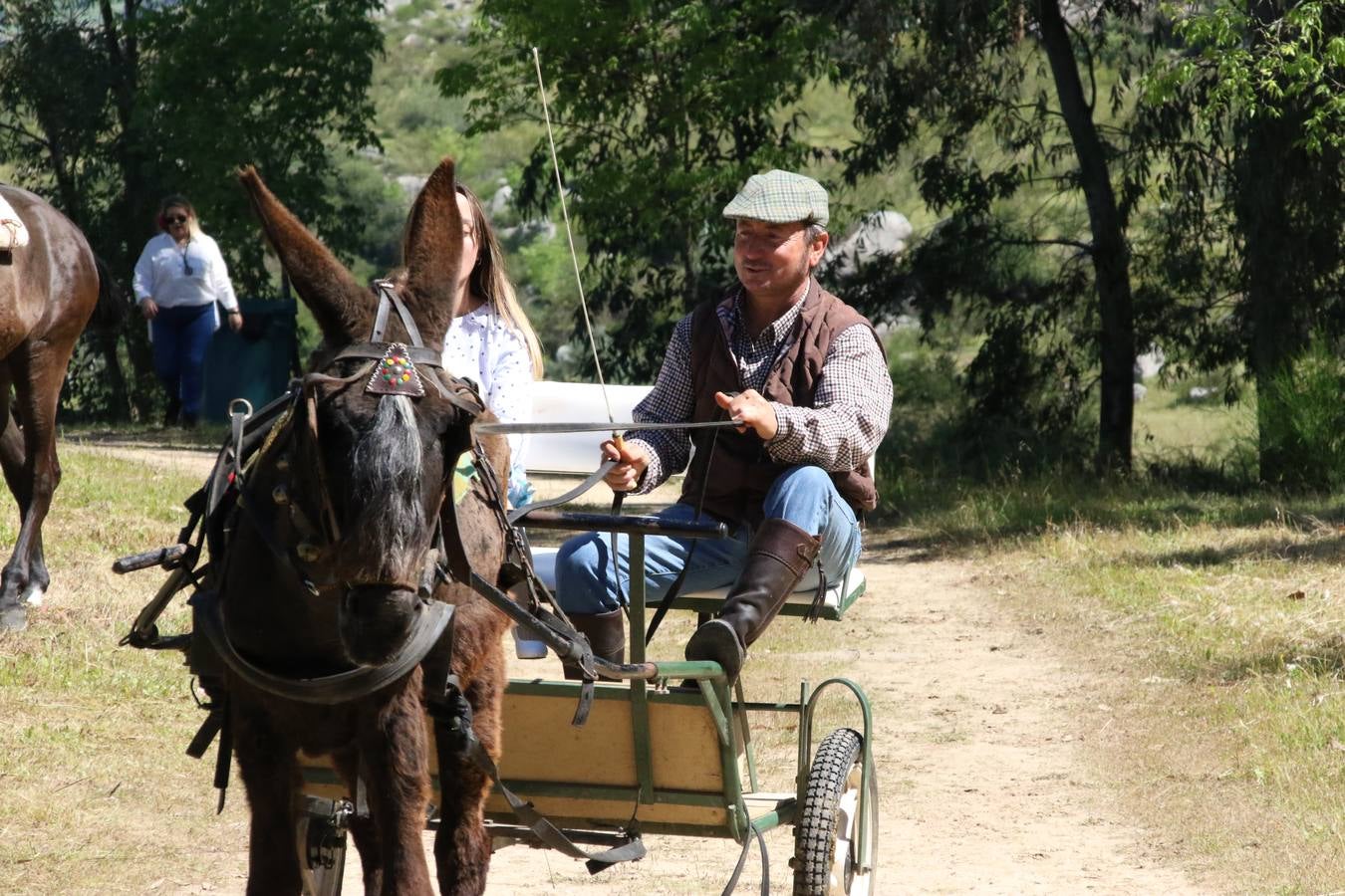 Romeros, carrozas y caballistas han acompañado, esta mañana, en procesión, al Simpecado de Nuestra Señora de Aguasantas, Patrona de Jerez de los Caballeros, hasta la ermita consagrada a su nombre. Durante el camino, no han faltado las perrunillas, la copa de anís, el acompañamiento musical del tamborilero de la Hermandad de La Algaba, Ramón Barragán, y los cánticos y bailes de algunos romeros. Un día de júbilo, convivencia y devoción a Nuestra Señora de Aguasantas que culminará, esta tarde, a las 20 horas, con el rezo del Santo Rosario en la citada ermita y el canto de la Salve a la Virgen.