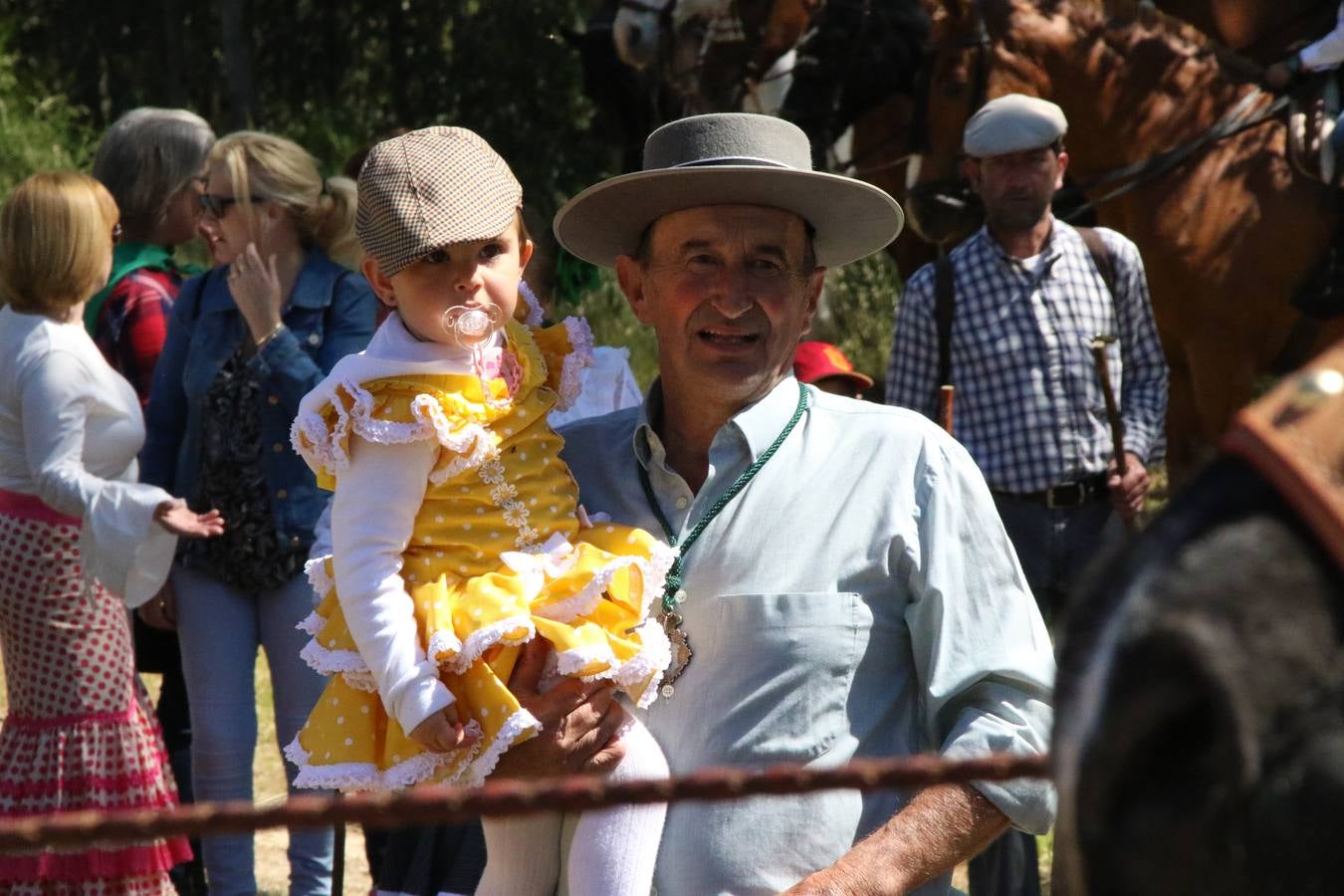 Romeros, carrozas y caballistas han acompañado, esta mañana, en procesión, al Simpecado de Nuestra Señora de Aguasantas, Patrona de Jerez de los Caballeros, hasta la ermita consagrada a su nombre. Durante el camino, no han faltado las perrunillas, la copa de anís, el acompañamiento musical del tamborilero de la Hermandad de La Algaba, Ramón Barragán, y los cánticos y bailes de algunos romeros. Un día de júbilo, convivencia y devoción a Nuestra Señora de Aguasantas que culminará, esta tarde, a las 20 horas, con el rezo del Santo Rosario en la citada ermita y el canto de la Salve a la Virgen.