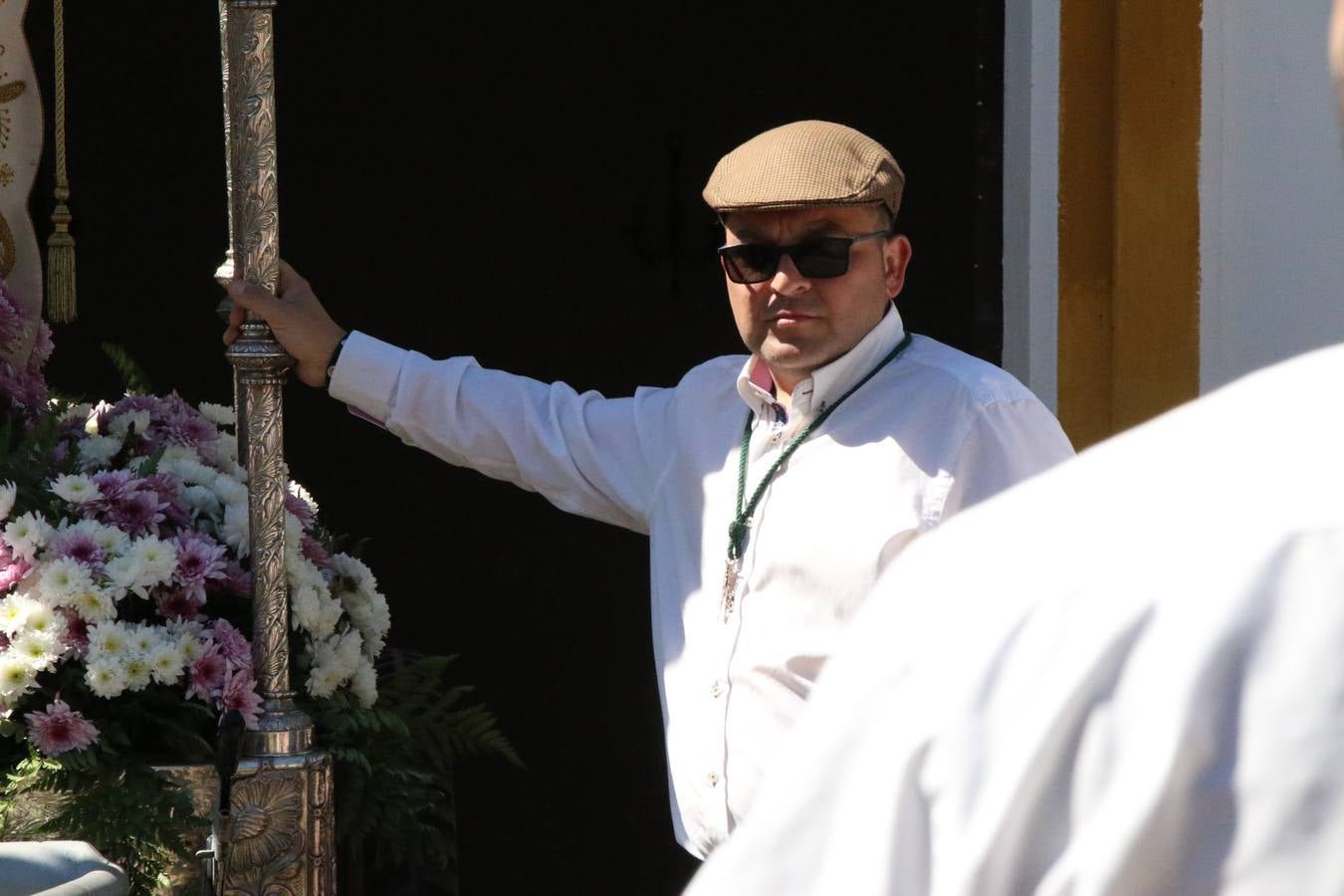 Romeros, carrozas y caballistas han acompañado, esta mañana, en procesión, al Simpecado de Nuestra Señora de Aguasantas, Patrona de Jerez de los Caballeros, hasta la ermita consagrada a su nombre. Durante el camino, no han faltado las perrunillas, la copa de anís, el acompañamiento musical del tamborilero de la Hermandad de La Algaba, Ramón Barragán, y los cánticos y bailes de algunos romeros. Un día de júbilo, convivencia y devoción a Nuestra Señora de Aguasantas que culminará, esta tarde, a las 20 horas, con el rezo del Santo Rosario en la citada ermita y el canto de la Salve a la Virgen.