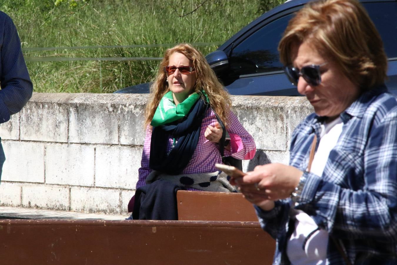 Romeros, carrozas y caballistas han acompañado, esta mañana, en procesión, al Simpecado de Nuestra Señora de Aguasantas, Patrona de Jerez de los Caballeros, hasta la ermita consagrada a su nombre. Durante el camino, no han faltado las perrunillas, la copa de anís, el acompañamiento musical del tamborilero de la Hermandad de La Algaba, Ramón Barragán, y los cánticos y bailes de algunos romeros. Un día de júbilo, convivencia y devoción a Nuestra Señora de Aguasantas que culminará, esta tarde, a las 20 horas, con el rezo del Santo Rosario en la citada ermita y el canto de la Salve a la Virgen.