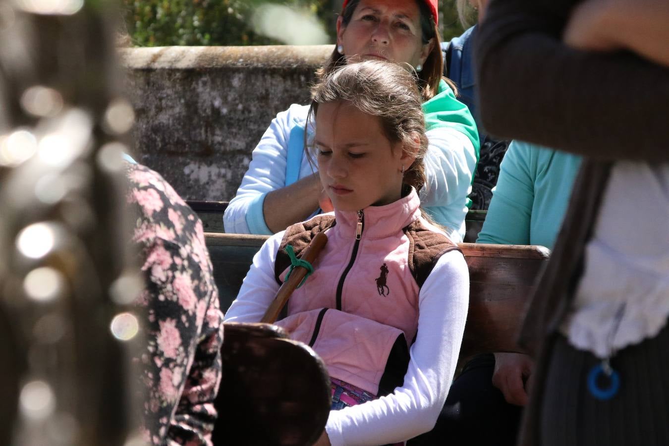 Romeros, carrozas y caballistas han acompañado, esta mañana, en procesión, al Simpecado de Nuestra Señora de Aguasantas, Patrona de Jerez de los Caballeros, hasta la ermita consagrada a su nombre. Durante el camino, no han faltado las perrunillas, la copa de anís, el acompañamiento musical del tamborilero de la Hermandad de La Algaba, Ramón Barragán, y los cánticos y bailes de algunos romeros. Un día de júbilo, convivencia y devoción a Nuestra Señora de Aguasantas que culminará, esta tarde, a las 20 horas, con el rezo del Santo Rosario en la citada ermita y el canto de la Salve a la Virgen.
