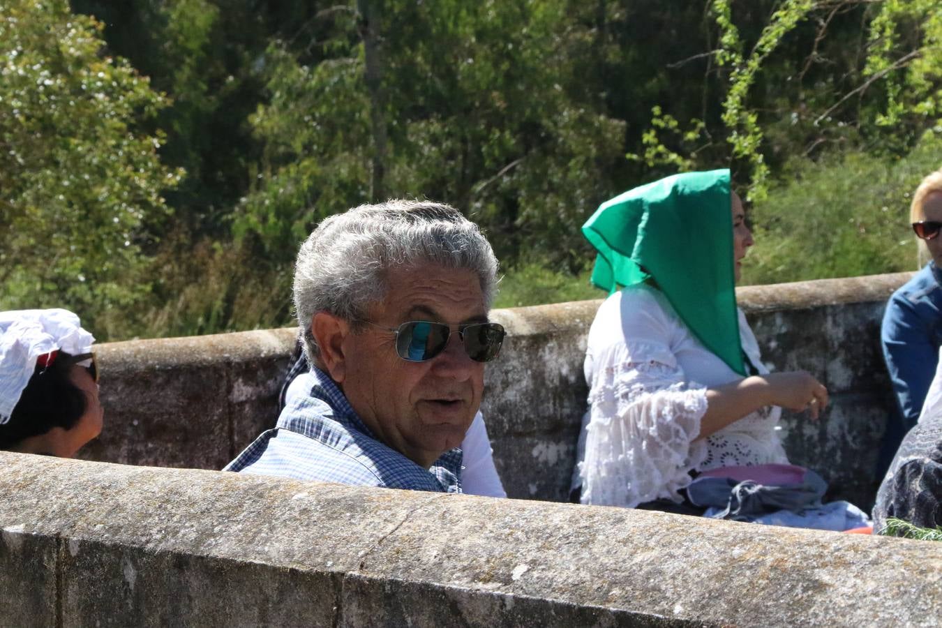 Romeros, carrozas y caballistas han acompañado, esta mañana, en procesión, al Simpecado de Nuestra Señora de Aguasantas, Patrona de Jerez de los Caballeros, hasta la ermita consagrada a su nombre. Durante el camino, no han faltado las perrunillas, la copa de anís, el acompañamiento musical del tamborilero de la Hermandad de La Algaba, Ramón Barragán, y los cánticos y bailes de algunos romeros. Un día de júbilo, convivencia y devoción a Nuestra Señora de Aguasantas que culminará, esta tarde, a las 20 horas, con el rezo del Santo Rosario en la citada ermita y el canto de la Salve a la Virgen.