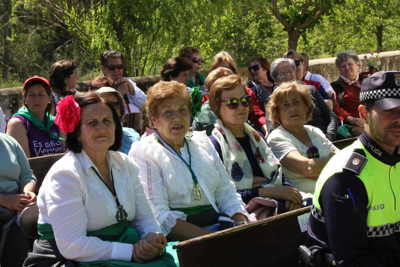 Romeros, carrozas y caballistas han acompañado, esta mañana, en procesión, al Simpecado de Nuestra Señora de Aguasantas, Patrona de Jerez de los Caballeros, hasta la ermita consagrada a su nombre. Durante el camino, no han faltado las perrunillas, la copa de anís, el acompañamiento musical del tamborilero de la Hermandad de La Algaba, Ramón Barragán, y los cánticos y bailes de algunos romeros. Un día de júbilo, convivencia y devoción a Nuestra Señora de Aguasantas que culminará, esta tarde, a las 20 horas, con el rezo del Santo Rosario en la citada ermita y el canto de la Salve a la Virgen.