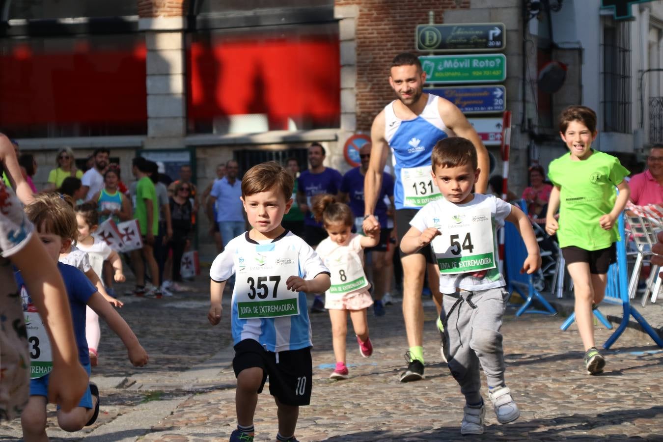 La Plaza de España de Jerez de los Caballeros acogió, ayer, la XXI Carrera Popular y VIII Caminata por la Salud y Solidaridad, organizada por la Concejalía de Juventud y Deportes del Ayuntamiento de Jerez con el apoyo del Programa de Dinamización Deportiva de la Mancomunidad Sierra Suroeste. Esta edición congregó a más de 250 participantes entre todas las categorías y se recaudaron 84 kilos de alimentos y 75 euros destinados a Cruz Roja en Jerez. La citada prueba se consagra, año tras año, como una de las citas deportivas ineludibles y más esperadas por los jerezanos y jerezanas. 