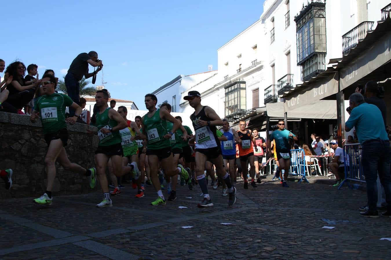 La Plaza de España de Jerez de los Caballeros acogió, ayer, la XXI Carrera Popular y VIII Caminata por la Salud y Solidaridad, organizada por la Concejalía de Juventud y Deportes del Ayuntamiento de Jerez con el apoyo del Programa de Dinamización Deportiva de la Mancomunidad Sierra Suroeste. Esta edición congregó a más de 250 participantes entre todas las categorías y se recaudaron 84 kilos de alimentos y 75 euros destinados a Cruz Roja en Jerez. La citada prueba se consagra, año tras año, como una de las citas deportivas ineludibles y más esperadas por los jerezanos y jerezanas. 