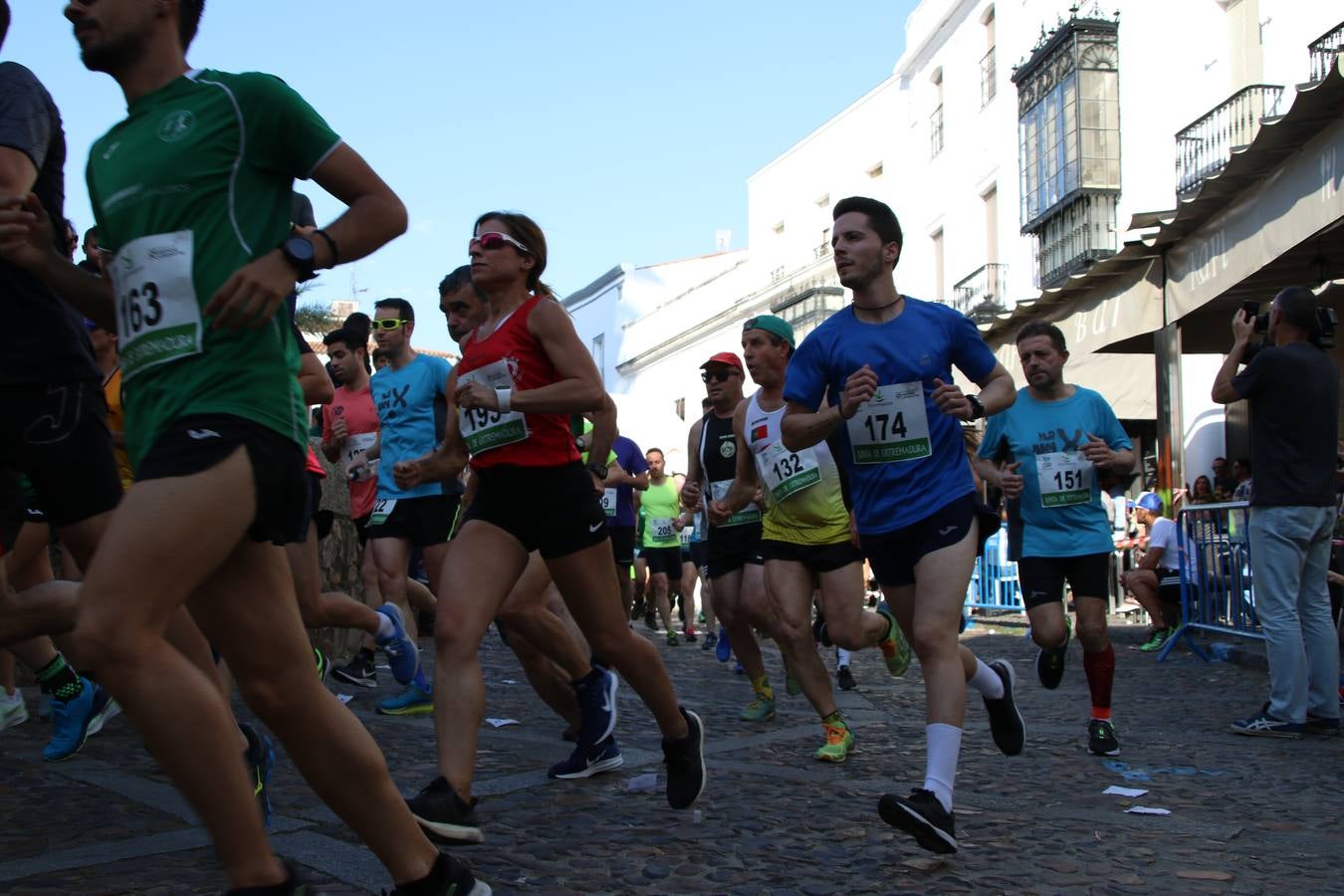 La Plaza de España de Jerez de los Caballeros acogió, ayer, la XXI Carrera Popular y VIII Caminata por la Salud y Solidaridad, organizada por la Concejalía de Juventud y Deportes del Ayuntamiento de Jerez con el apoyo del Programa de Dinamización Deportiva de la Mancomunidad Sierra Suroeste. Esta edición congregó a más de 250 participantes entre todas las categorías y se recaudaron 84 kilos de alimentos y 75 euros destinados a Cruz Roja en Jerez. La citada prueba se consagra, año tras año, como una de las citas deportivas ineludibles y más esperadas por los jerezanos y jerezanas. 
