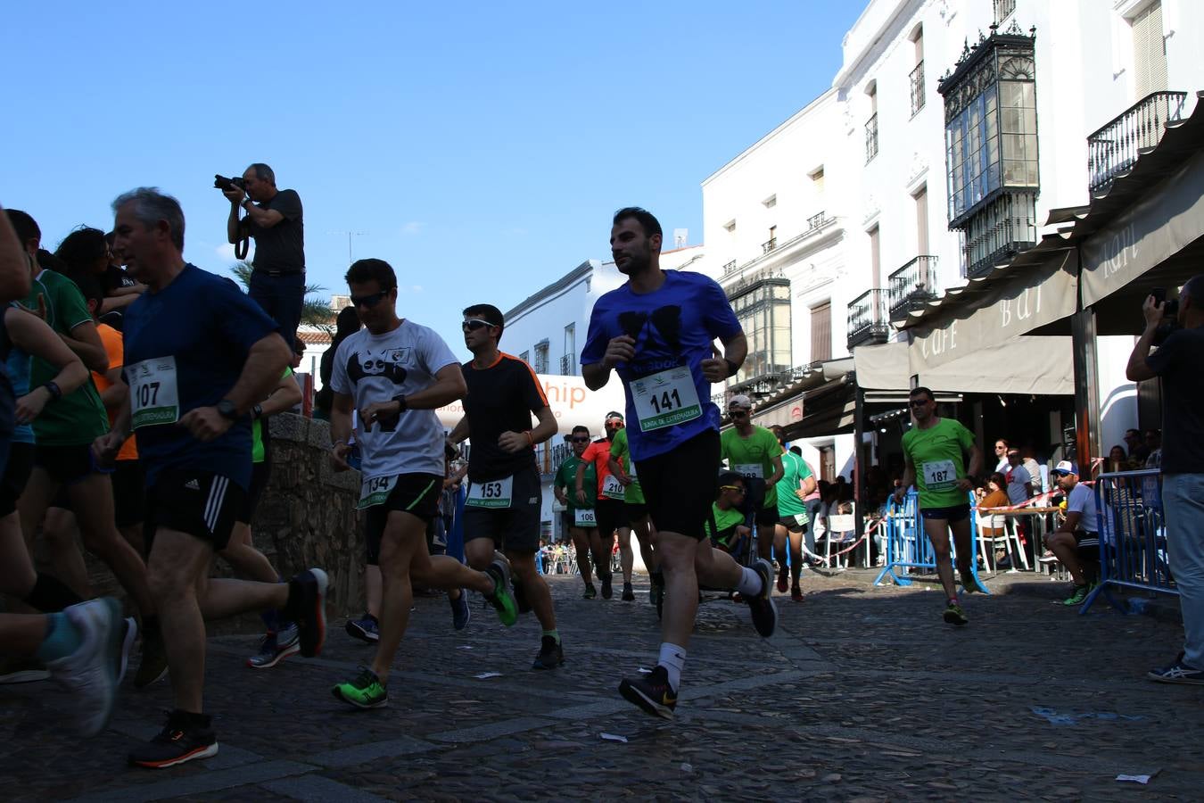 La Plaza de España de Jerez de los Caballeros acogió, ayer, la XXI Carrera Popular y VIII Caminata por la Salud y Solidaridad, organizada por la Concejalía de Juventud y Deportes del Ayuntamiento de Jerez con el apoyo del Programa de Dinamización Deportiva de la Mancomunidad Sierra Suroeste. Esta edición congregó a más de 250 participantes entre todas las categorías y se recaudaron 84 kilos de alimentos y 75 euros destinados a Cruz Roja en Jerez. La citada prueba se consagra, año tras año, como una de las citas deportivas ineludibles y más esperadas por los jerezanos y jerezanas. 