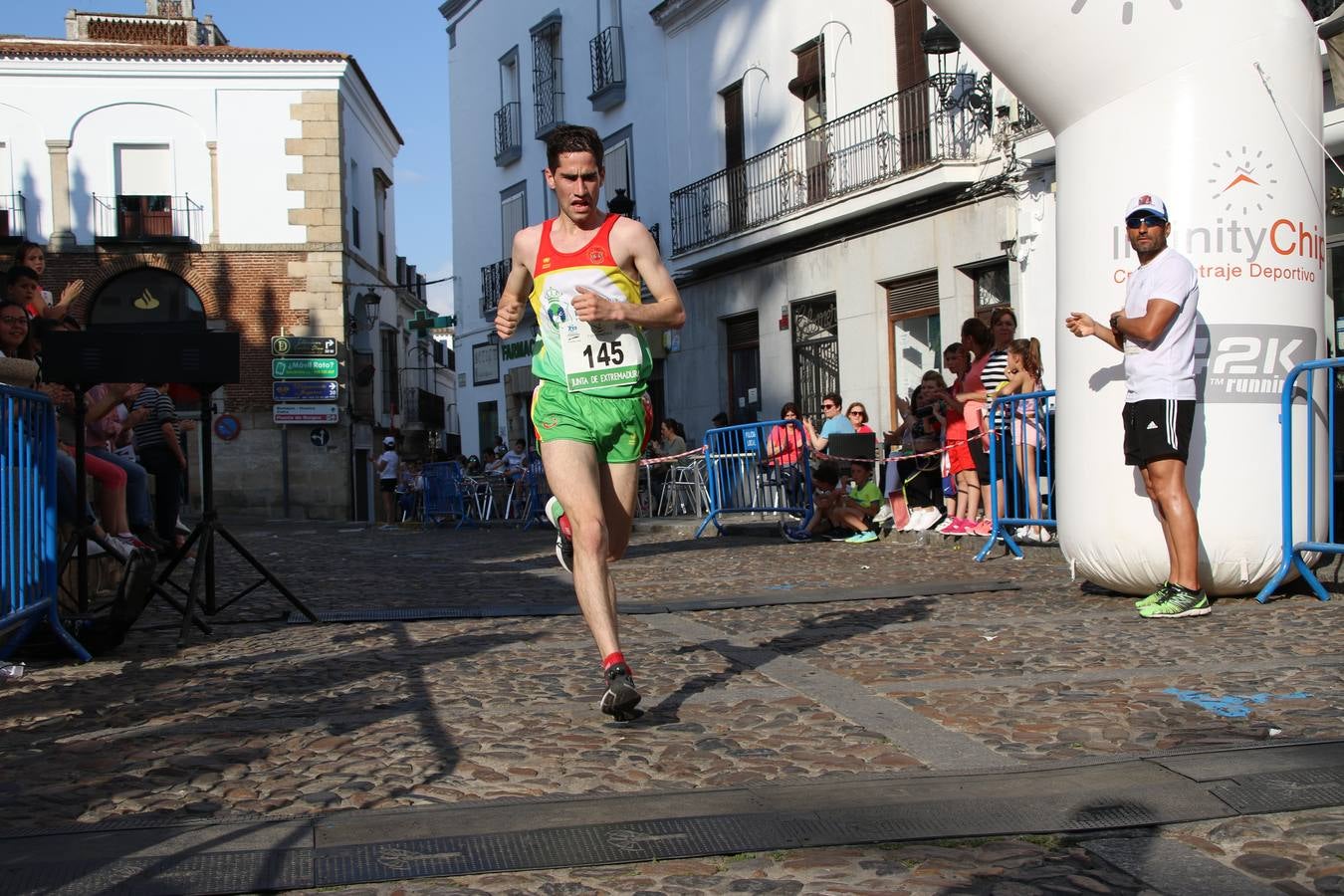 La Plaza de España de Jerez de los Caballeros acogió, ayer, la XXI Carrera Popular y VIII Caminata por la Salud y Solidaridad, organizada por la Concejalía de Juventud y Deportes del Ayuntamiento de Jerez con el apoyo del Programa de Dinamización Deportiva de la Mancomunidad Sierra Suroeste. Esta edición congregó a más de 250 participantes entre todas las categorías y se recaudaron 84 kilos de alimentos y 75 euros destinados a Cruz Roja en Jerez. La citada prueba se consagra, año tras año, como una de las citas deportivas ineludibles y más esperadas por los jerezanos y jerezanas. 