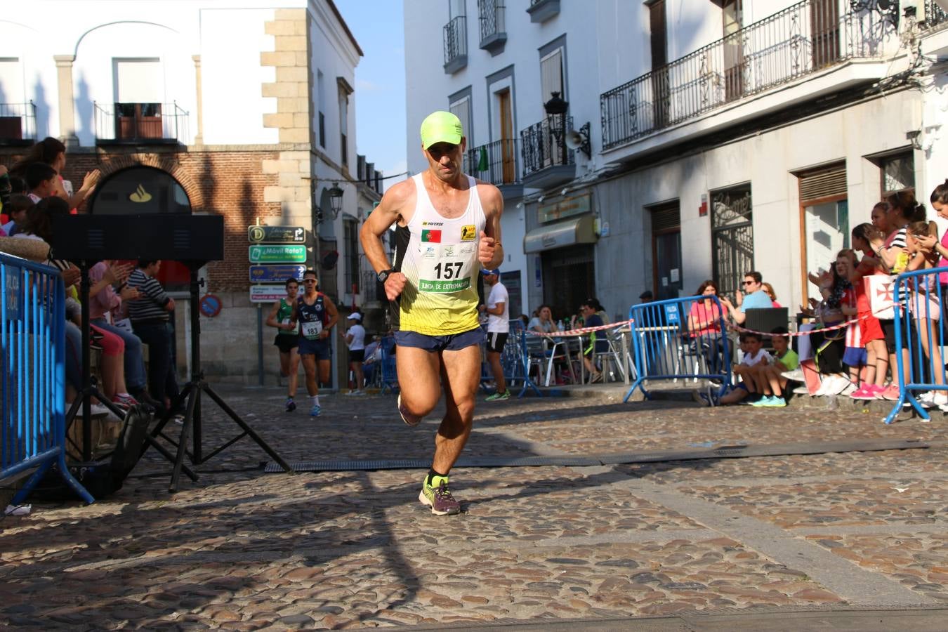 La Plaza de España de Jerez de los Caballeros acogió, ayer, la XXI Carrera Popular y VIII Caminata por la Salud y Solidaridad, organizada por la Concejalía de Juventud y Deportes del Ayuntamiento de Jerez con el apoyo del Programa de Dinamización Deportiva de la Mancomunidad Sierra Suroeste. Esta edición congregó a más de 250 participantes entre todas las categorías y se recaudaron 84 kilos de alimentos y 75 euros destinados a Cruz Roja en Jerez. La citada prueba se consagra, año tras año, como una de las citas deportivas ineludibles y más esperadas por los jerezanos y jerezanas. 