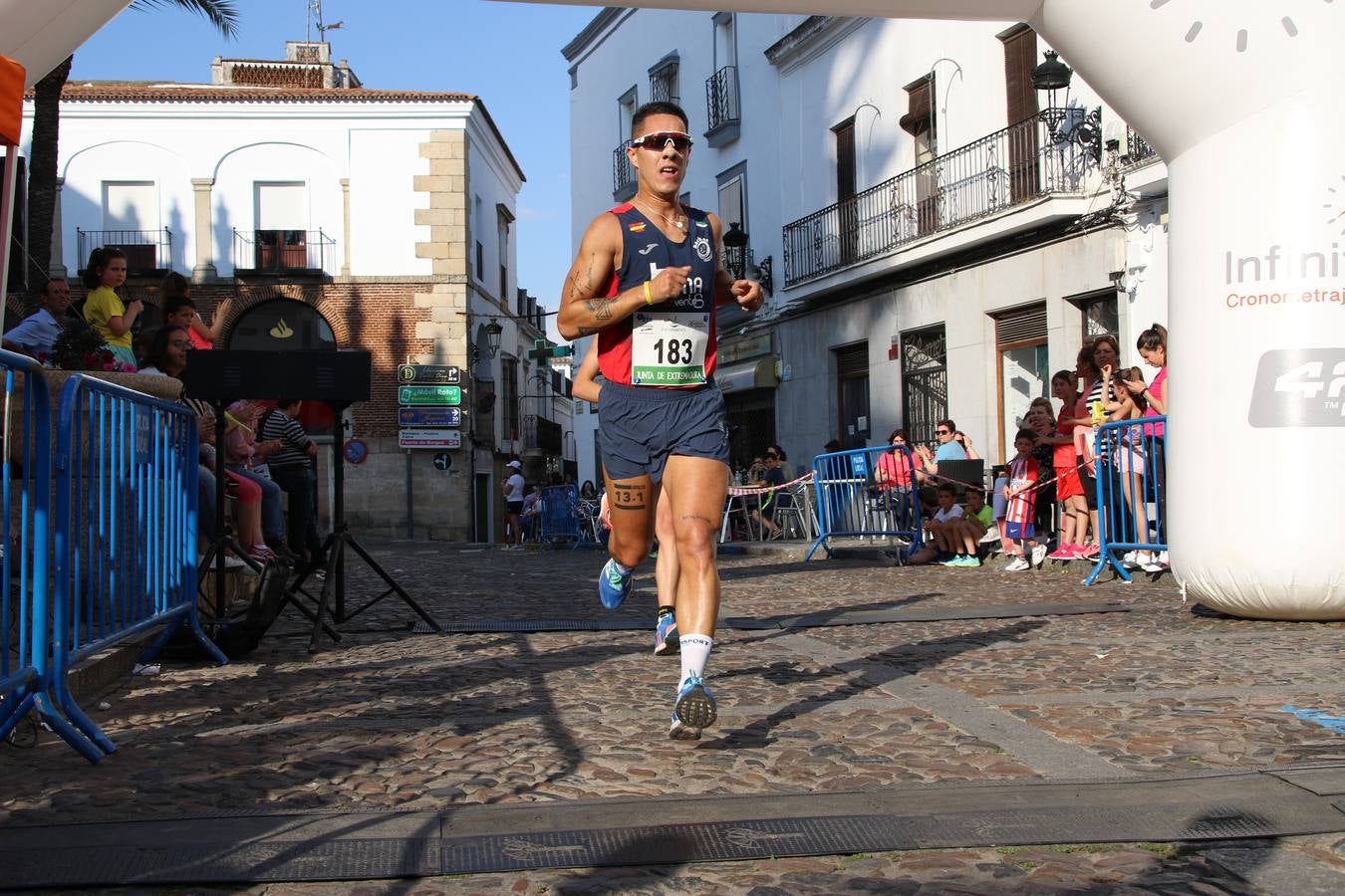 La Plaza de España de Jerez de los Caballeros acogió, ayer, la XXI Carrera Popular y VIII Caminata por la Salud y Solidaridad, organizada por la Concejalía de Juventud y Deportes del Ayuntamiento de Jerez con el apoyo del Programa de Dinamización Deportiva de la Mancomunidad Sierra Suroeste. Esta edición congregó a más de 250 participantes entre todas las categorías y se recaudaron 84 kilos de alimentos y 75 euros destinados a Cruz Roja en Jerez. La citada prueba se consagra, año tras año, como una de las citas deportivas ineludibles y más esperadas por los jerezanos y jerezanas. 