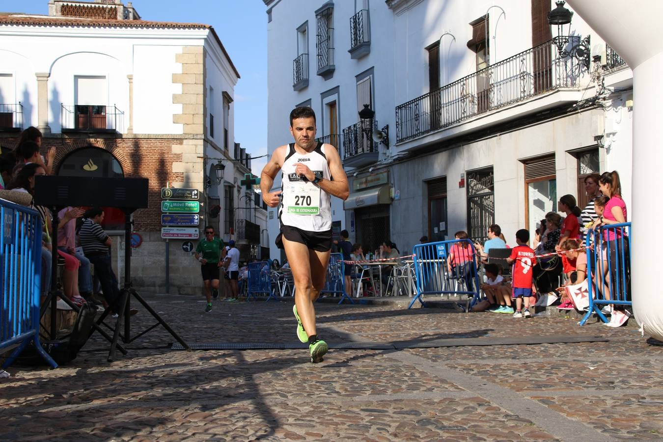 La Plaza de España de Jerez de los Caballeros acogió, ayer, la XXI Carrera Popular y VIII Caminata por la Salud y Solidaridad, organizada por la Concejalía de Juventud y Deportes del Ayuntamiento de Jerez con el apoyo del Programa de Dinamización Deportiva de la Mancomunidad Sierra Suroeste. Esta edición congregó a más de 250 participantes entre todas las categorías y se recaudaron 84 kilos de alimentos y 75 euros destinados a Cruz Roja en Jerez. La citada prueba se consagra, año tras año, como una de las citas deportivas ineludibles y más esperadas por los jerezanos y jerezanas. 