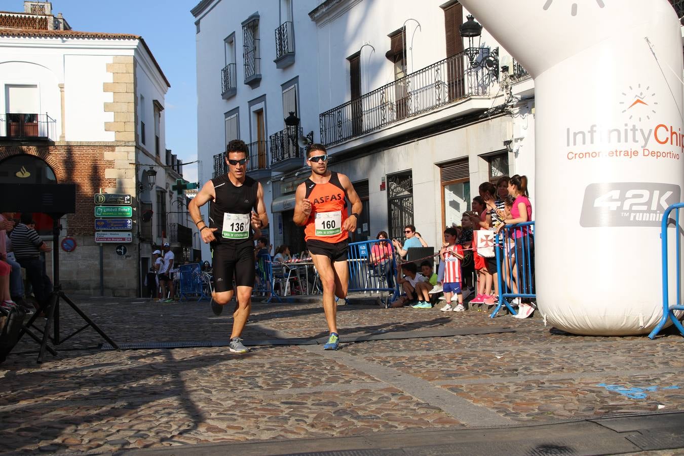 La Plaza de España de Jerez de los Caballeros acogió, ayer, la XXI Carrera Popular y VIII Caminata por la Salud y Solidaridad, organizada por la Concejalía de Juventud y Deportes del Ayuntamiento de Jerez con el apoyo del Programa de Dinamización Deportiva de la Mancomunidad Sierra Suroeste. Esta edición congregó a más de 250 participantes entre todas las categorías y se recaudaron 84 kilos de alimentos y 75 euros destinados a Cruz Roja en Jerez. La citada prueba se consagra, año tras año, como una de las citas deportivas ineludibles y más esperadas por los jerezanos y jerezanas. 