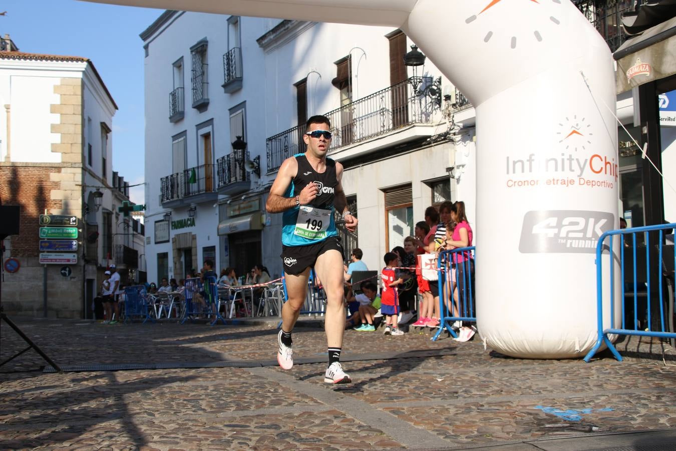 La Plaza de España de Jerez de los Caballeros acogió, ayer, la XXI Carrera Popular y VIII Caminata por la Salud y Solidaridad, organizada por la Concejalía de Juventud y Deportes del Ayuntamiento de Jerez con el apoyo del Programa de Dinamización Deportiva de la Mancomunidad Sierra Suroeste. Esta edición congregó a más de 250 participantes entre todas las categorías y se recaudaron 84 kilos de alimentos y 75 euros destinados a Cruz Roja en Jerez. La citada prueba se consagra, año tras año, como una de las citas deportivas ineludibles y más esperadas por los jerezanos y jerezanas. 