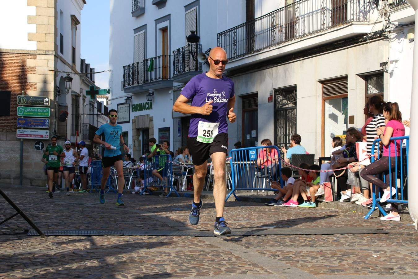 La Plaza de España de Jerez de los Caballeros acogió, ayer, la XXI Carrera Popular y VIII Caminata por la Salud y Solidaridad, organizada por la Concejalía de Juventud y Deportes del Ayuntamiento de Jerez con el apoyo del Programa de Dinamización Deportiva de la Mancomunidad Sierra Suroeste. Esta edición congregó a más de 250 participantes entre todas las categorías y se recaudaron 84 kilos de alimentos y 75 euros destinados a Cruz Roja en Jerez. La citada prueba se consagra, año tras año, como una de las citas deportivas ineludibles y más esperadas por los jerezanos y jerezanas. 