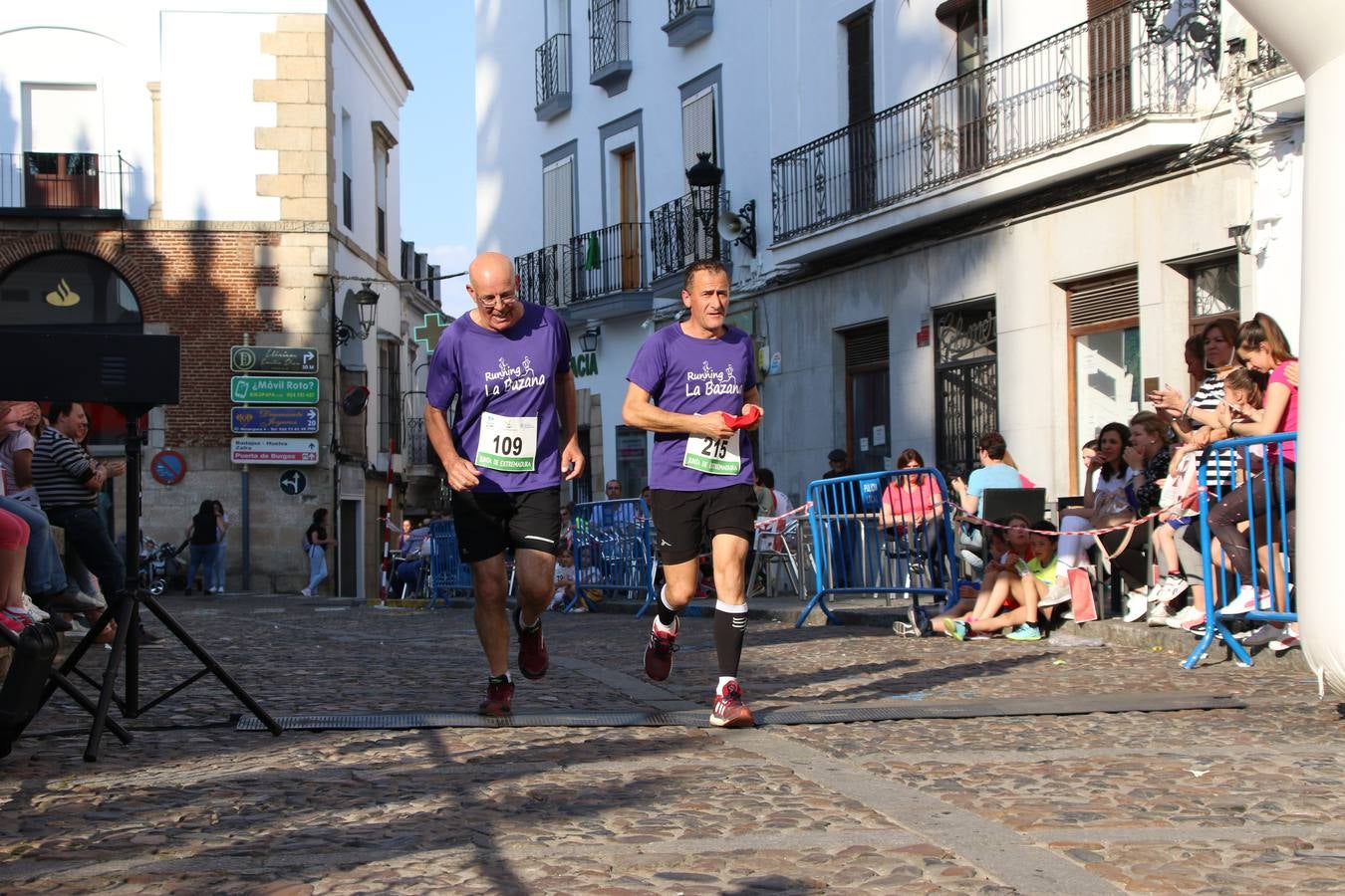 La Plaza de España de Jerez de los Caballeros acogió, ayer, la XXI Carrera Popular y VIII Caminata por la Salud y Solidaridad, organizada por la Concejalía de Juventud y Deportes del Ayuntamiento de Jerez con el apoyo del Programa de Dinamización Deportiva de la Mancomunidad Sierra Suroeste. Esta edición congregó a más de 250 participantes entre todas las categorías y se recaudaron 84 kilos de alimentos y 75 euros destinados a Cruz Roja en Jerez. La citada prueba se consagra, año tras año, como una de las citas deportivas ineludibles y más esperadas por los jerezanos y jerezanas. 