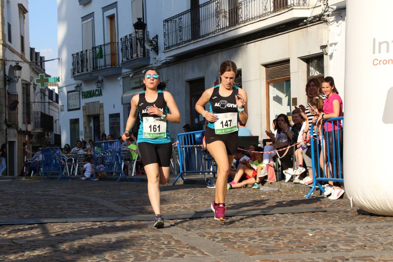 La Plaza de España de Jerez de los Caballeros acogió, ayer, la XXI Carrera Popular y VIII Caminata por la Salud y Solidaridad, organizada por la Concejalía de Juventud y Deportes del Ayuntamiento de Jerez con el apoyo del Programa de Dinamización Deportiva de la Mancomunidad Sierra Suroeste. Esta edición congregó a más de 250 participantes entre todas las categorías y se recaudaron 84 kilos de alimentos y 75 euros destinados a Cruz Roja en Jerez. La citada prueba se consagra, año tras año, como una de las citas deportivas ineludibles y más esperadas por los jerezanos y jerezanas. 