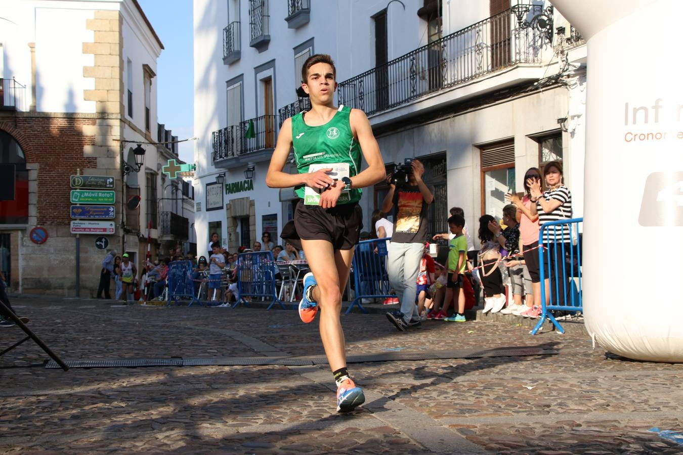 La Plaza de España de Jerez de los Caballeros acogió, ayer, la XXI Carrera Popular y VIII Caminata por la Salud y Solidaridad, organizada por la Concejalía de Juventud y Deportes del Ayuntamiento de Jerez con el apoyo del Programa de Dinamización Deportiva de la Mancomunidad Sierra Suroeste. Esta edición congregó a más de 250 participantes entre todas las categorías y se recaudaron 84 kilos de alimentos y 75 euros destinados a Cruz Roja en Jerez. La citada prueba se consagra, año tras año, como una de las citas deportivas ineludibles y más esperadas por los jerezanos y jerezanas. 