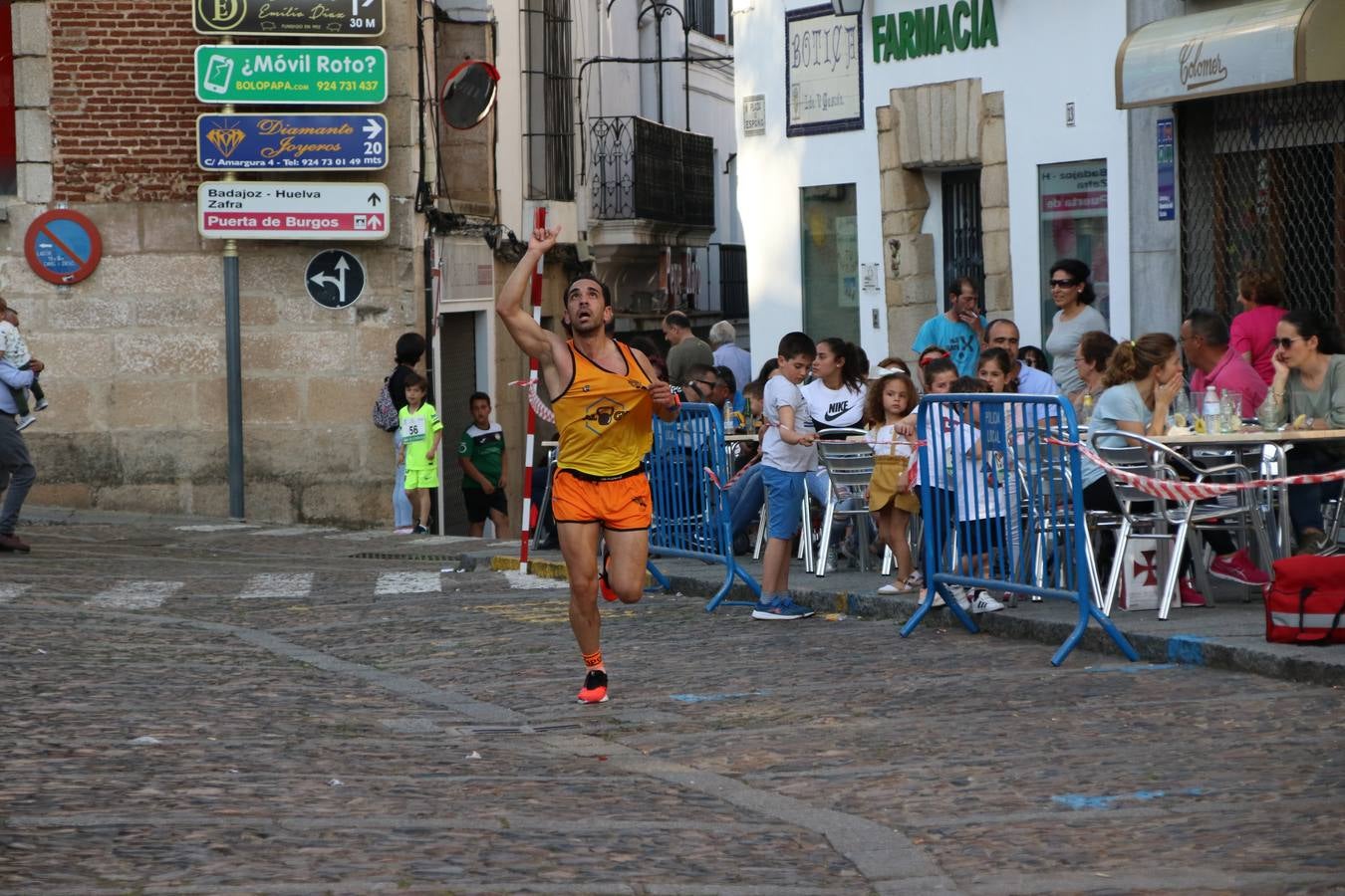 La Plaza de España de Jerez de los Caballeros acogió, ayer, la XXI Carrera Popular y VIII Caminata por la Salud y Solidaridad, organizada por la Concejalía de Juventud y Deportes del Ayuntamiento de Jerez con el apoyo del Programa de Dinamización Deportiva de la Mancomunidad Sierra Suroeste. Esta edición congregó a más de 250 participantes entre todas las categorías y se recaudaron 84 kilos de alimentos y 75 euros destinados a Cruz Roja en Jerez. La citada prueba se consagra, año tras año, como una de las citas deportivas ineludibles y más esperadas por los jerezanos y jerezanas. 