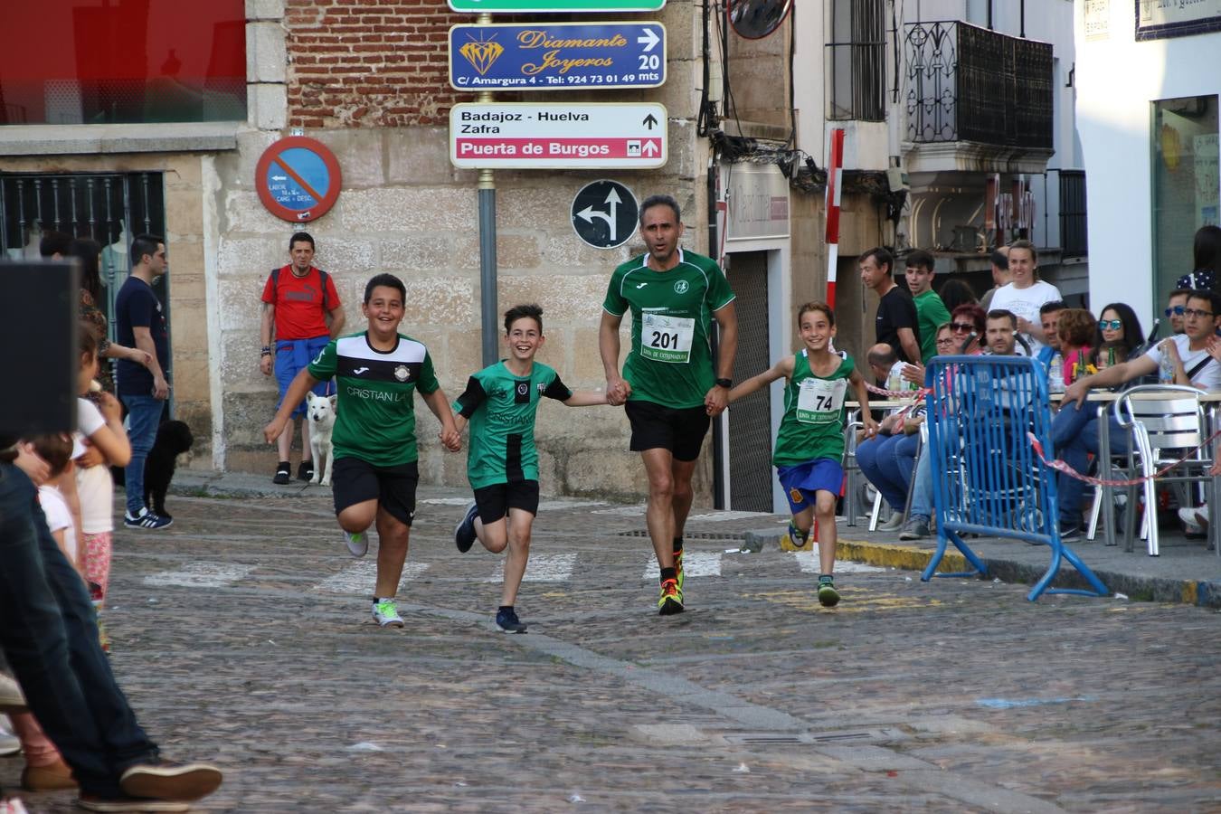 La Plaza de España de Jerez de los Caballeros acogió, ayer, la XXI Carrera Popular y VIII Caminata por la Salud y Solidaridad, organizada por la Concejalía de Juventud y Deportes del Ayuntamiento de Jerez con el apoyo del Programa de Dinamización Deportiva de la Mancomunidad Sierra Suroeste. Esta edición congregó a más de 250 participantes entre todas las categorías y se recaudaron 84 kilos de alimentos y 75 euros destinados a Cruz Roja en Jerez. La citada prueba se consagra, año tras año, como una de las citas deportivas ineludibles y más esperadas por los jerezanos y jerezanas. 