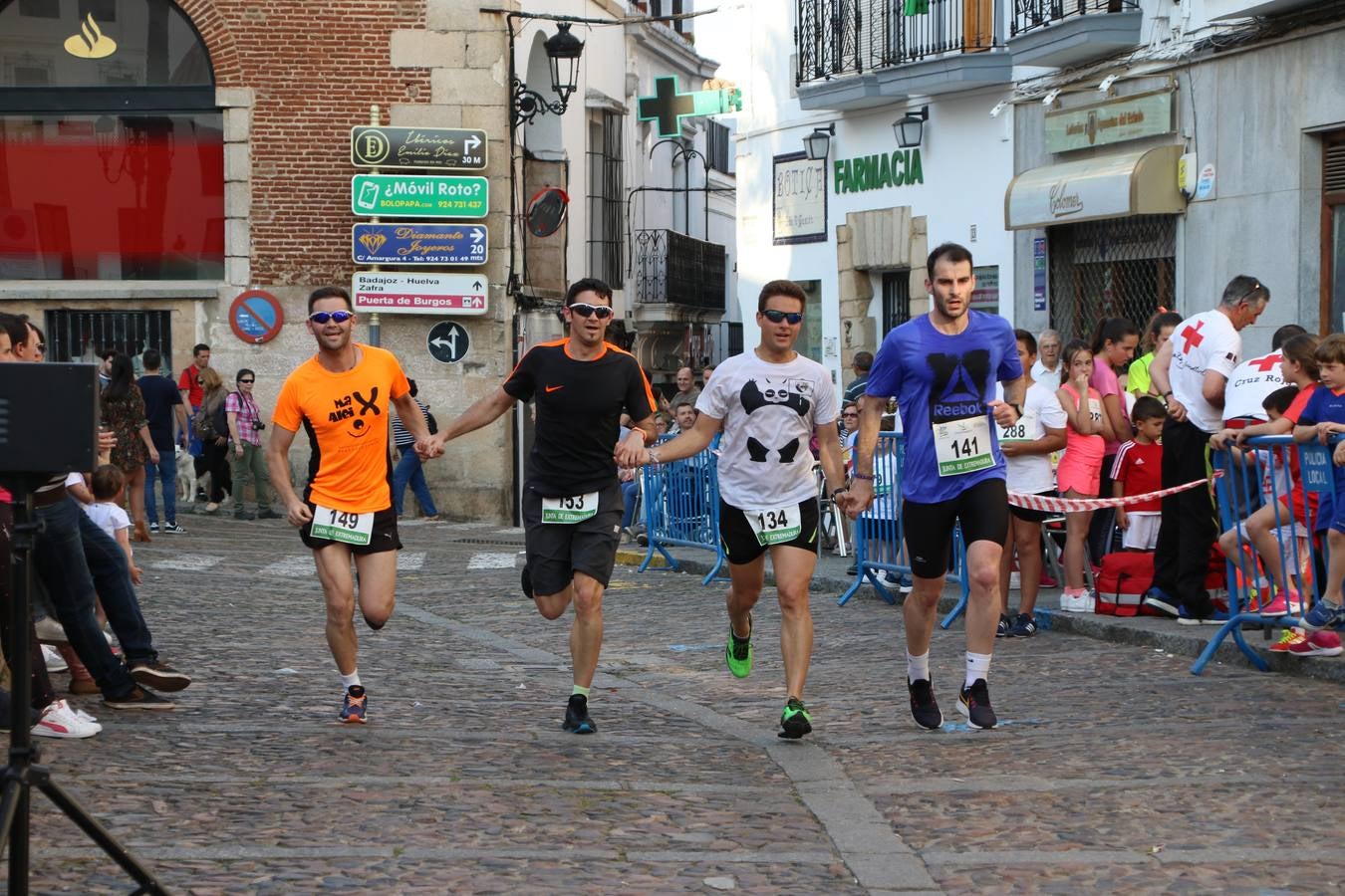 La Plaza de España de Jerez de los Caballeros acogió, ayer, la XXI Carrera Popular y VIII Caminata por la Salud y Solidaridad, organizada por la Concejalía de Juventud y Deportes del Ayuntamiento de Jerez con el apoyo del Programa de Dinamización Deportiva de la Mancomunidad Sierra Suroeste. Esta edición congregó a más de 250 participantes entre todas las categorías y se recaudaron 84 kilos de alimentos y 75 euros destinados a Cruz Roja en Jerez. La citada prueba se consagra, año tras año, como una de las citas deportivas ineludibles y más esperadas por los jerezanos y jerezanas. 