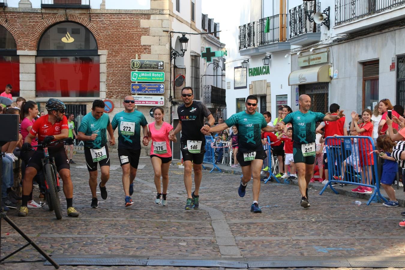 La Plaza de España de Jerez de los Caballeros acogió, ayer, la XXI Carrera Popular y VIII Caminata por la Salud y Solidaridad, organizada por la Concejalía de Juventud y Deportes del Ayuntamiento de Jerez con el apoyo del Programa de Dinamización Deportiva de la Mancomunidad Sierra Suroeste. Esta edición congregó a más de 250 participantes entre todas las categorías y se recaudaron 84 kilos de alimentos y 75 euros destinados a Cruz Roja en Jerez. La citada prueba se consagra, año tras año, como una de las citas deportivas ineludibles y más esperadas por los jerezanos y jerezanas. 