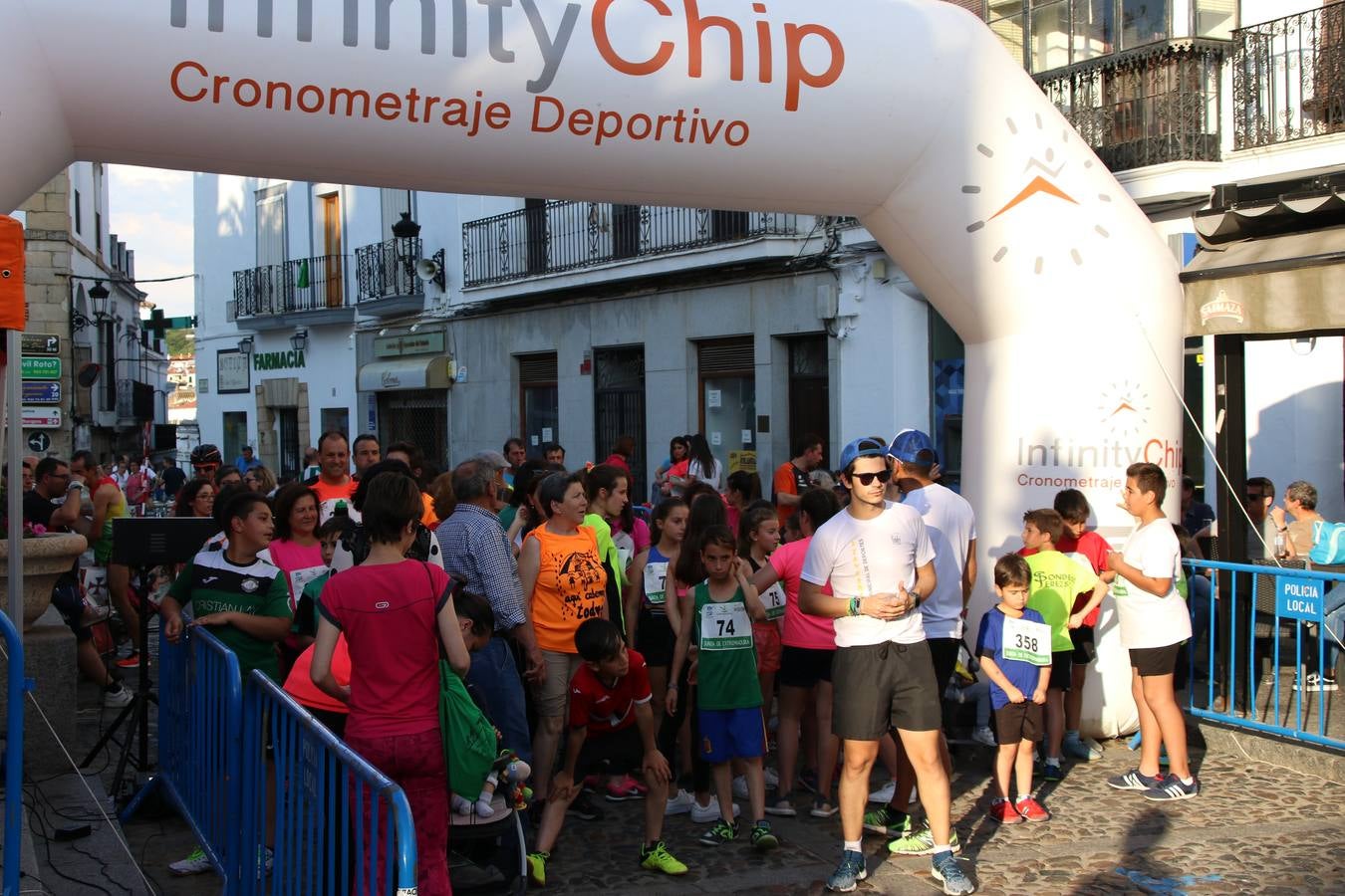 La Plaza de España de Jerez de los Caballeros acogió, ayer, la XXI Carrera Popular y VIII Caminata por la Salud y Solidaridad, organizada por la Concejalía de Juventud y Deportes del Ayuntamiento de Jerez con el apoyo del Programa de Dinamización Deportiva de la Mancomunidad Sierra Suroeste. Esta edición congregó a más de 250 participantes entre todas las categorías y se recaudaron 84 kilos de alimentos y 75 euros destinados a Cruz Roja en Jerez. La citada prueba se consagra, año tras año, como una de las citas deportivas ineludibles y más esperadas por los jerezanos y jerezanas. 