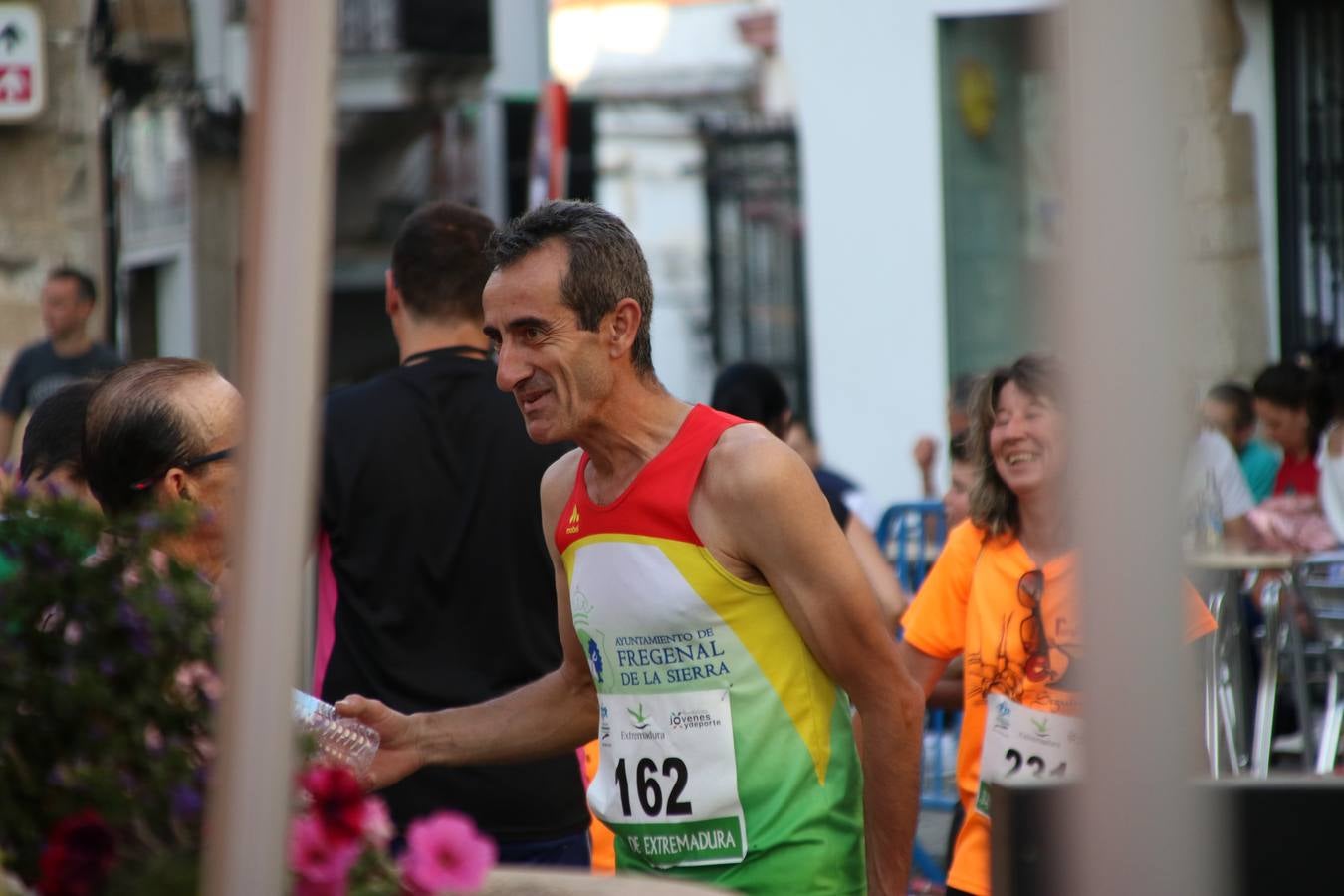 La Plaza de España de Jerez de los Caballeros acogió, ayer, la XXI Carrera Popular y VIII Caminata por la Salud y Solidaridad, organizada por la Concejalía de Juventud y Deportes del Ayuntamiento de Jerez con el apoyo del Programa de Dinamización Deportiva de la Mancomunidad Sierra Suroeste. Esta edición congregó a más de 250 participantes entre todas las categorías y se recaudaron 84 kilos de alimentos y 75 euros destinados a Cruz Roja en Jerez. La citada prueba se consagra, año tras año, como una de las citas deportivas ineludibles y más esperadas por los jerezanos y jerezanas. 