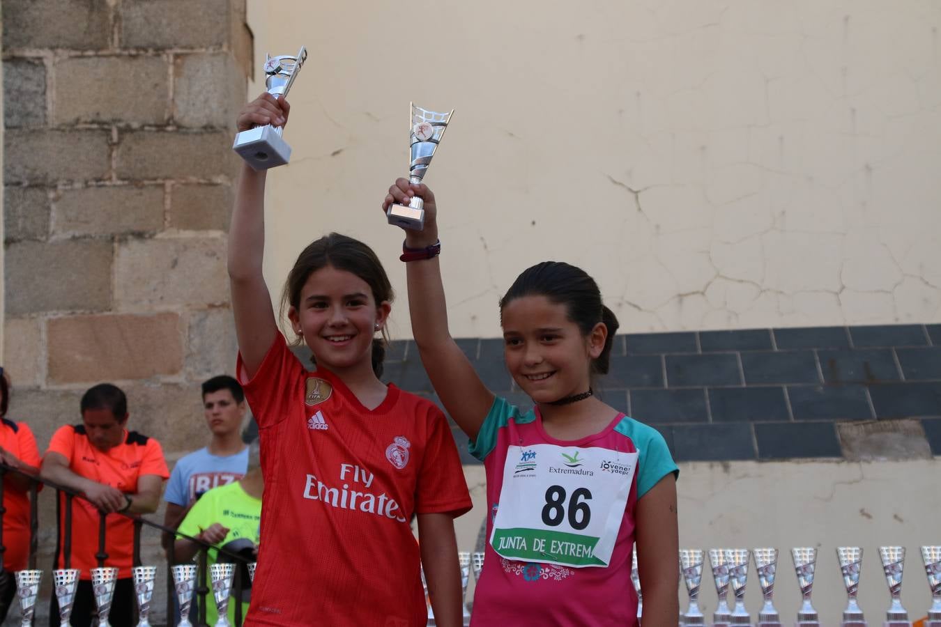 La Plaza de España de Jerez de los Caballeros acogió, ayer, la XXI Carrera Popular y VIII Caminata por la Salud y Solidaridad, organizada por la Concejalía de Juventud y Deportes del Ayuntamiento de Jerez con el apoyo del Programa de Dinamización Deportiva de la Mancomunidad Sierra Suroeste. Esta edición congregó a más de 250 participantes entre todas las categorías y se recaudaron 84 kilos de alimentos y 75 euros destinados a Cruz Roja en Jerez. La citada prueba se consagra, año tras año, como una de las citas deportivas ineludibles y más esperadas por los jerezanos y jerezanas. 