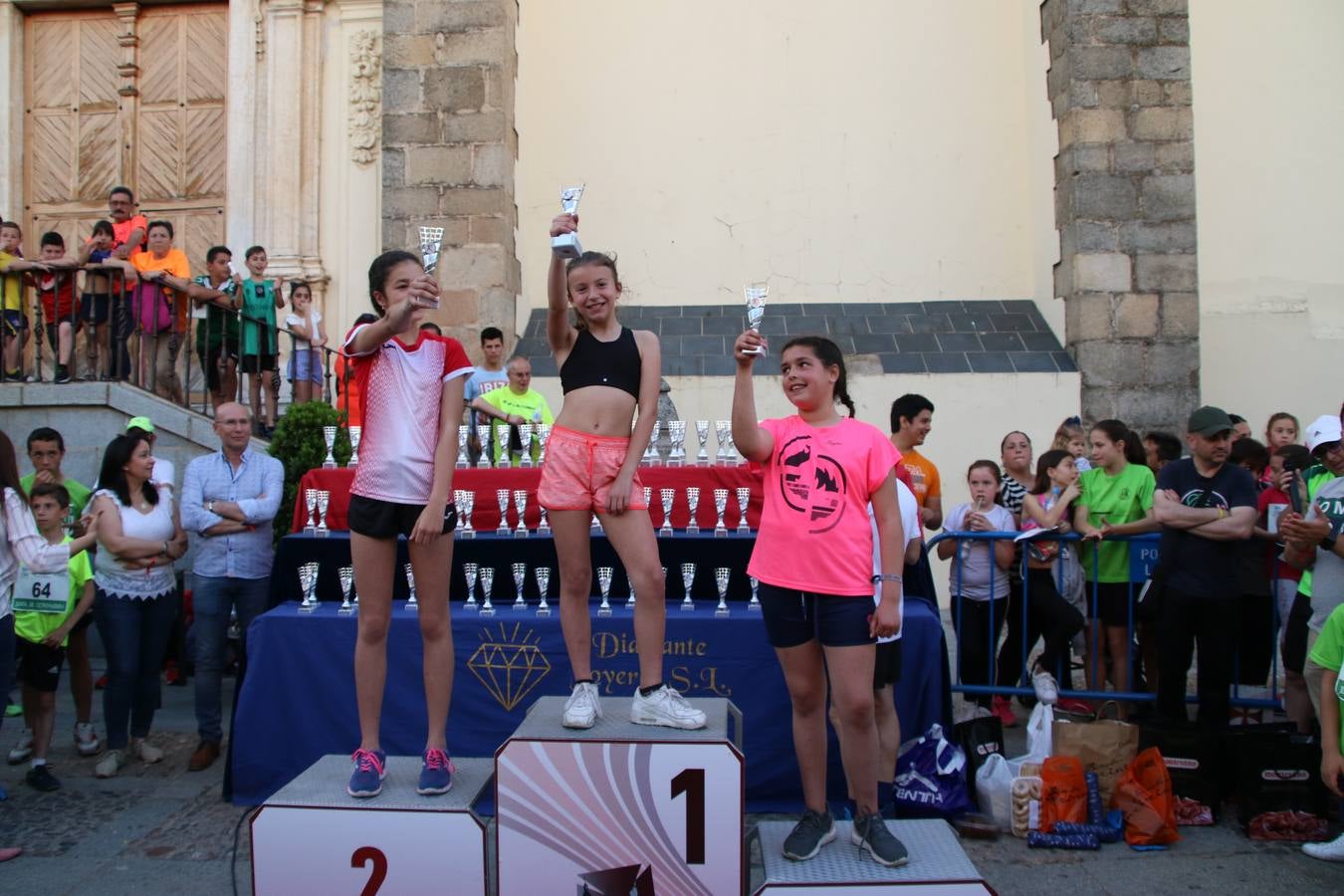 La Plaza de España de Jerez de los Caballeros acogió, ayer, la XXI Carrera Popular y VIII Caminata por la Salud y Solidaridad, organizada por la Concejalía de Juventud y Deportes del Ayuntamiento de Jerez con el apoyo del Programa de Dinamización Deportiva de la Mancomunidad Sierra Suroeste. Esta edición congregó a más de 250 participantes entre todas las categorías y se recaudaron 84 kilos de alimentos y 75 euros destinados a Cruz Roja en Jerez. La citada prueba se consagra, año tras año, como una de las citas deportivas ineludibles y más esperadas por los jerezanos y jerezanas. 
