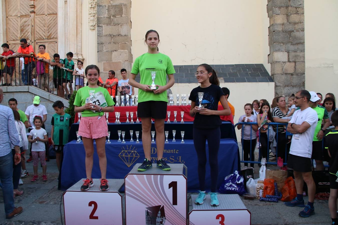 La Plaza de España de Jerez de los Caballeros acogió, ayer, la XXI Carrera Popular y VIII Caminata por la Salud y Solidaridad, organizada por la Concejalía de Juventud y Deportes del Ayuntamiento de Jerez con el apoyo del Programa de Dinamización Deportiva de la Mancomunidad Sierra Suroeste. Esta edición congregó a más de 250 participantes entre todas las categorías y se recaudaron 84 kilos de alimentos y 75 euros destinados a Cruz Roja en Jerez. La citada prueba se consagra, año tras año, como una de las citas deportivas ineludibles y más esperadas por los jerezanos y jerezanas. 