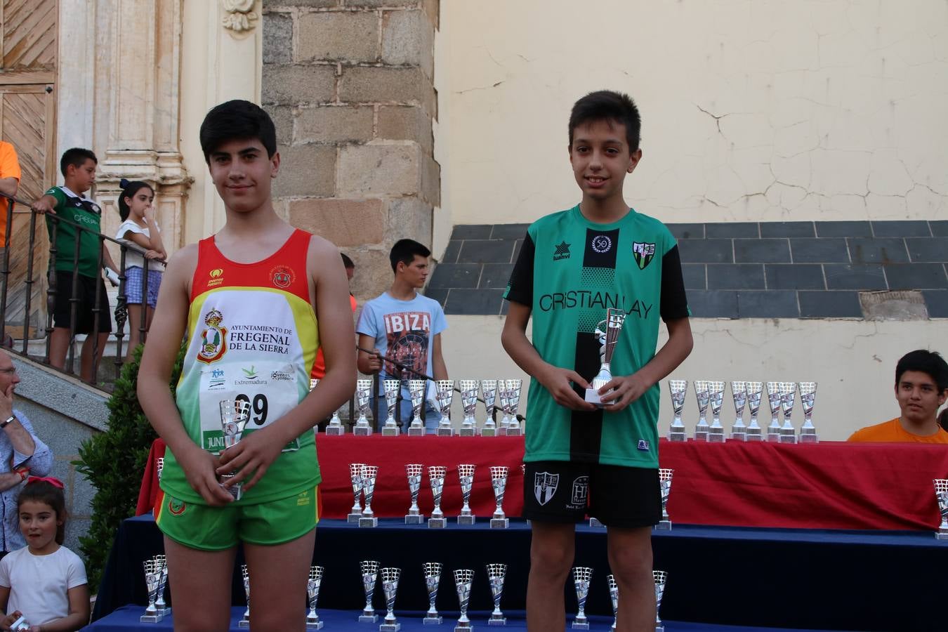 La Plaza de España de Jerez de los Caballeros acogió, ayer, la XXI Carrera Popular y VIII Caminata por la Salud y Solidaridad, organizada por la Concejalía de Juventud y Deportes del Ayuntamiento de Jerez con el apoyo del Programa de Dinamización Deportiva de la Mancomunidad Sierra Suroeste. Esta edición congregó a más de 250 participantes entre todas las categorías y se recaudaron 84 kilos de alimentos y 75 euros destinados a Cruz Roja en Jerez. La citada prueba se consagra, año tras año, como una de las citas deportivas ineludibles y más esperadas por los jerezanos y jerezanas. 
