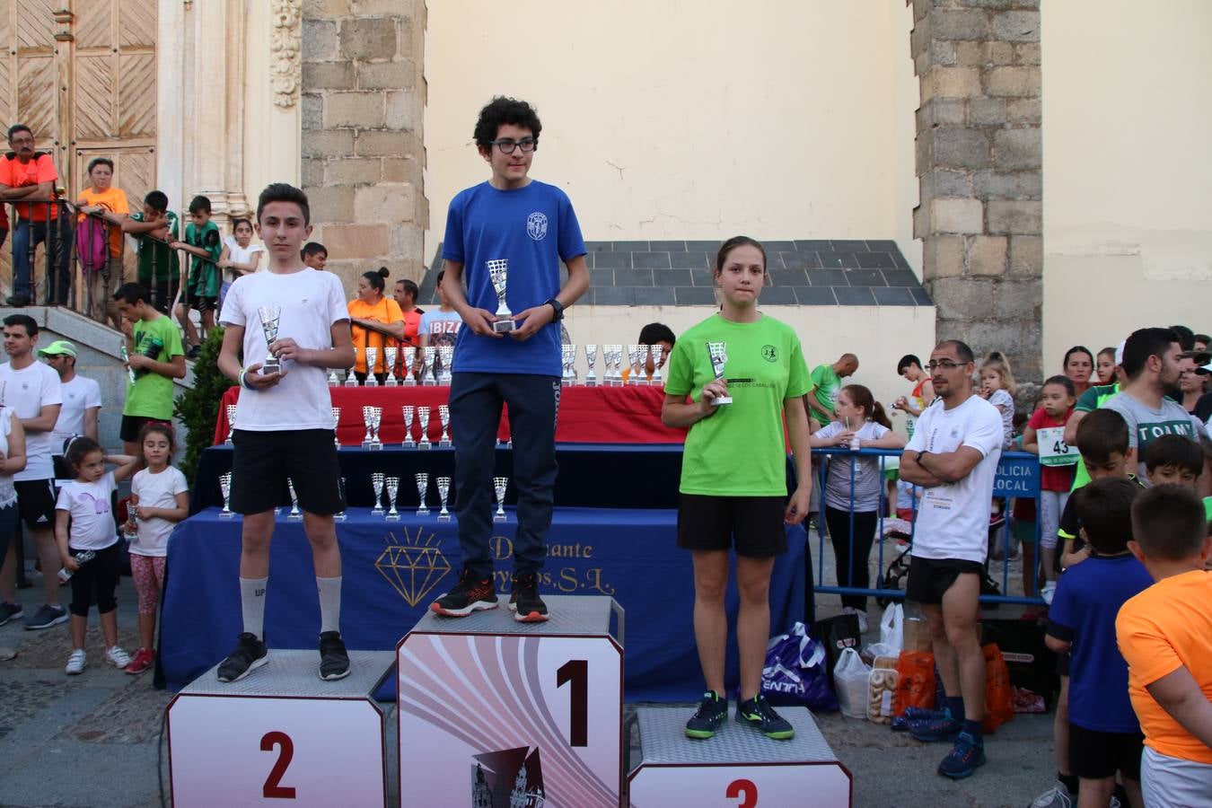 La Plaza de España de Jerez de los Caballeros acogió, ayer, la XXI Carrera Popular y VIII Caminata por la Salud y Solidaridad, organizada por la Concejalía de Juventud y Deportes del Ayuntamiento de Jerez con el apoyo del Programa de Dinamización Deportiva de la Mancomunidad Sierra Suroeste. Esta edición congregó a más de 250 participantes entre todas las categorías y se recaudaron 84 kilos de alimentos y 75 euros destinados a Cruz Roja en Jerez. La citada prueba se consagra, año tras año, como una de las citas deportivas ineludibles y más esperadas por los jerezanos y jerezanas. 