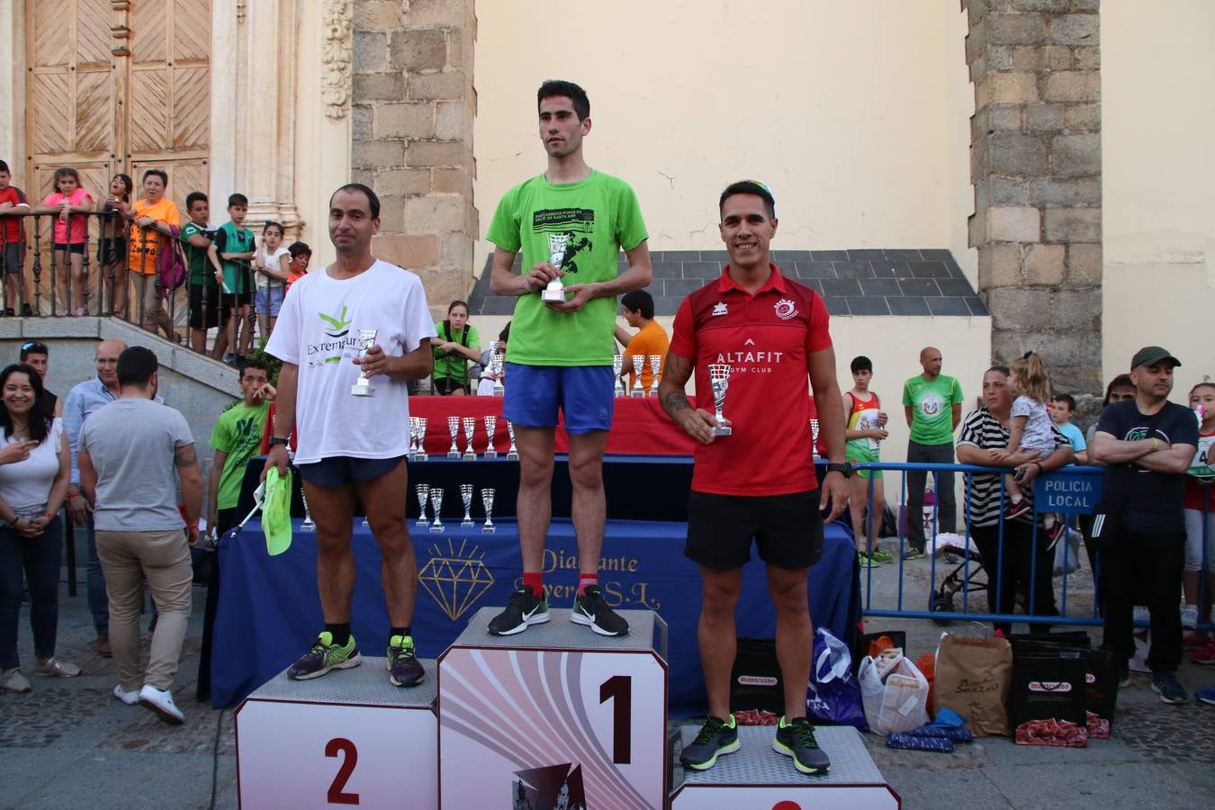 La Plaza de España de Jerez de los Caballeros acogió, ayer, la XXI Carrera Popular y VIII Caminata por la Salud y Solidaridad, organizada por la Concejalía de Juventud y Deportes del Ayuntamiento de Jerez con el apoyo del Programa de Dinamización Deportiva de la Mancomunidad Sierra Suroeste. Esta edición congregó a más de 250 participantes entre todas las categorías y se recaudaron 84 kilos de alimentos y 75 euros destinados a Cruz Roja en Jerez. La citada prueba se consagra, año tras año, como una de las citas deportivas ineludibles y más esperadas por los jerezanos y jerezanas. 